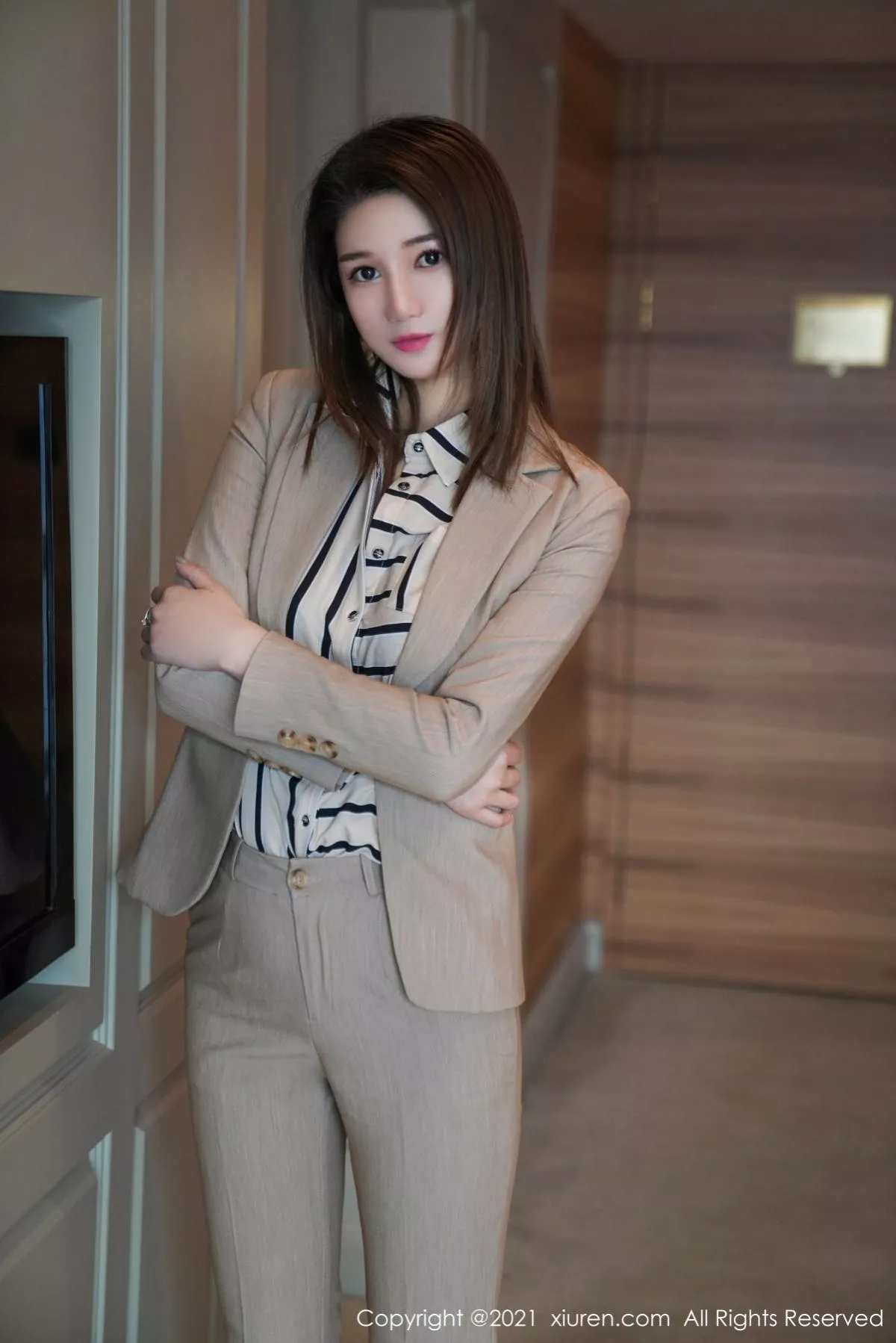 秀人集.com_[XiuRen秀人网]No.3150_嫩模文芮jeninfer典雅职场OL主题半脱露开档黑丝裤袜秀翘臀诱惑写真58P