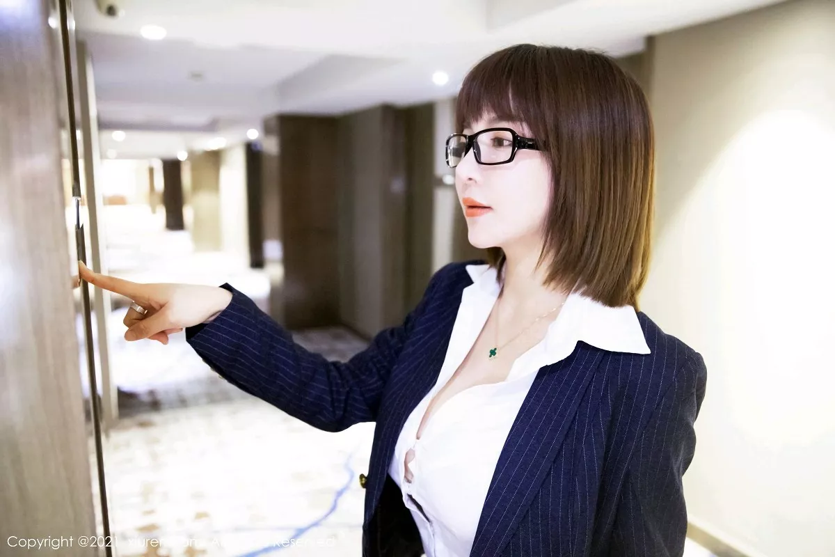 秀人集.com_[XiuRen秀人网]No.3151_嫩模大白兔吖私房性感白衬衣配黑短裙黑丝裤袜秀美腿诱惑写真40P