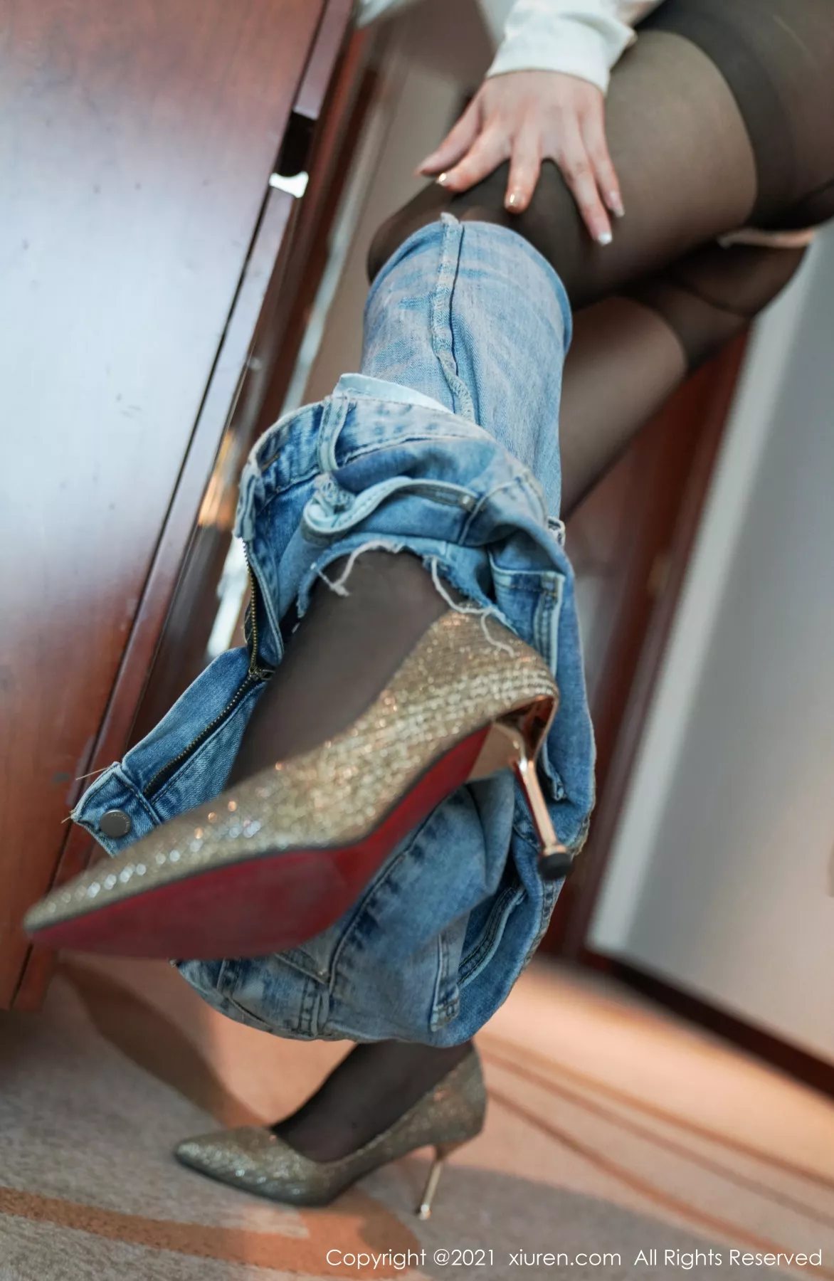 秀人集.com_[XiuRen秀人网]No.3158_嫩模璀灿私房脱牛仔裤露超薄黑丝裤袜秀翘臀极致魅惑写真44P