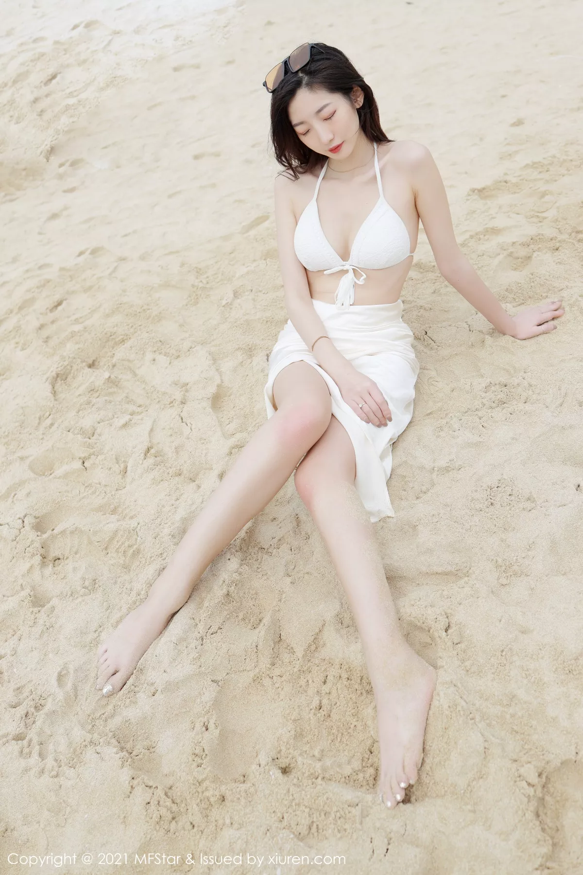 秀人集.com_[MFStar模范学院]Vol.464_嫩模安琪Yee三亚旅拍海边沙滩白色比基尼秀完美身材诱惑写真51P