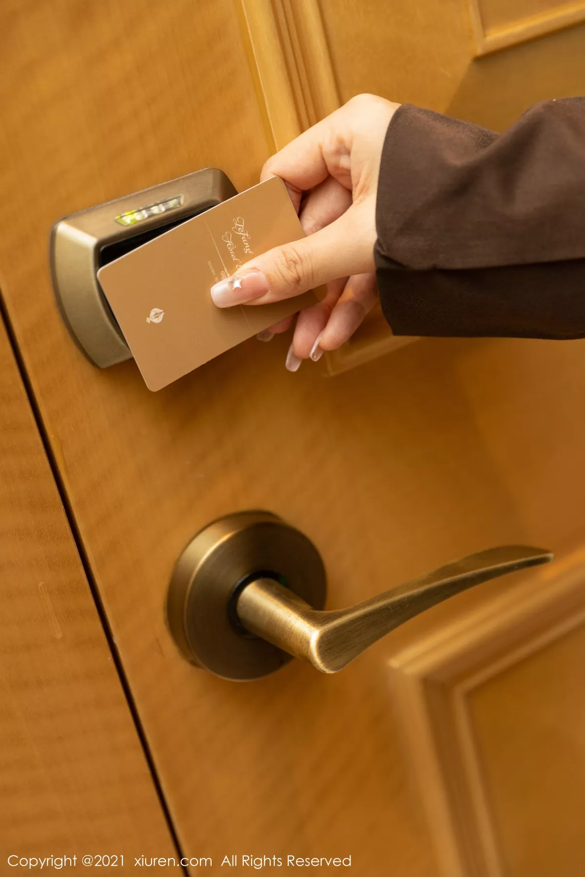 秀人集.com_[XiuRen秀人网]No.3176_女神王雨纯厦门旅拍下午茶主题酒店剧情循序渐进发展诱惑写真70P