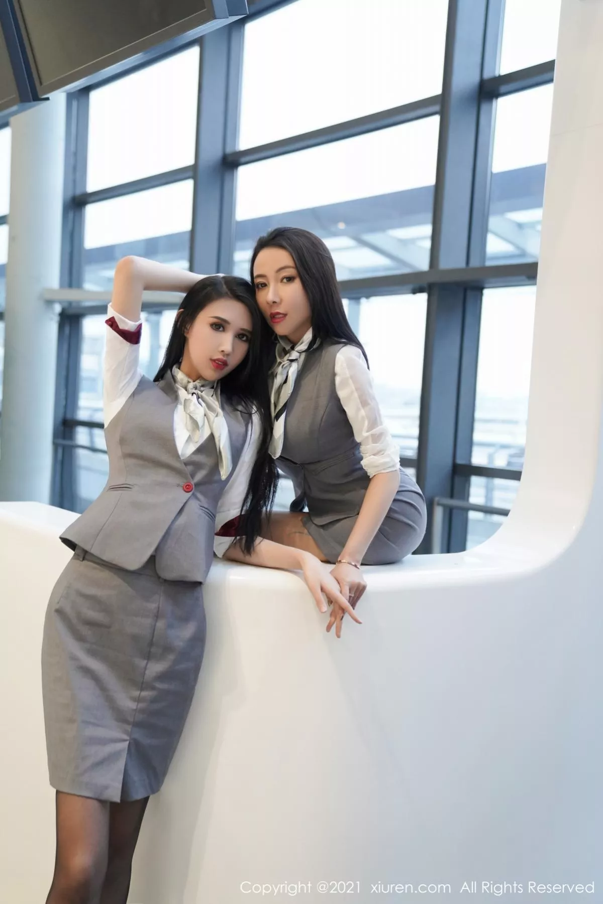 秀人集.com_[XiuRen秀人网]No.3173_模特果儿Victoria＆葛征私房空姐制服主题性感姐妹花撩人诱惑写真48P