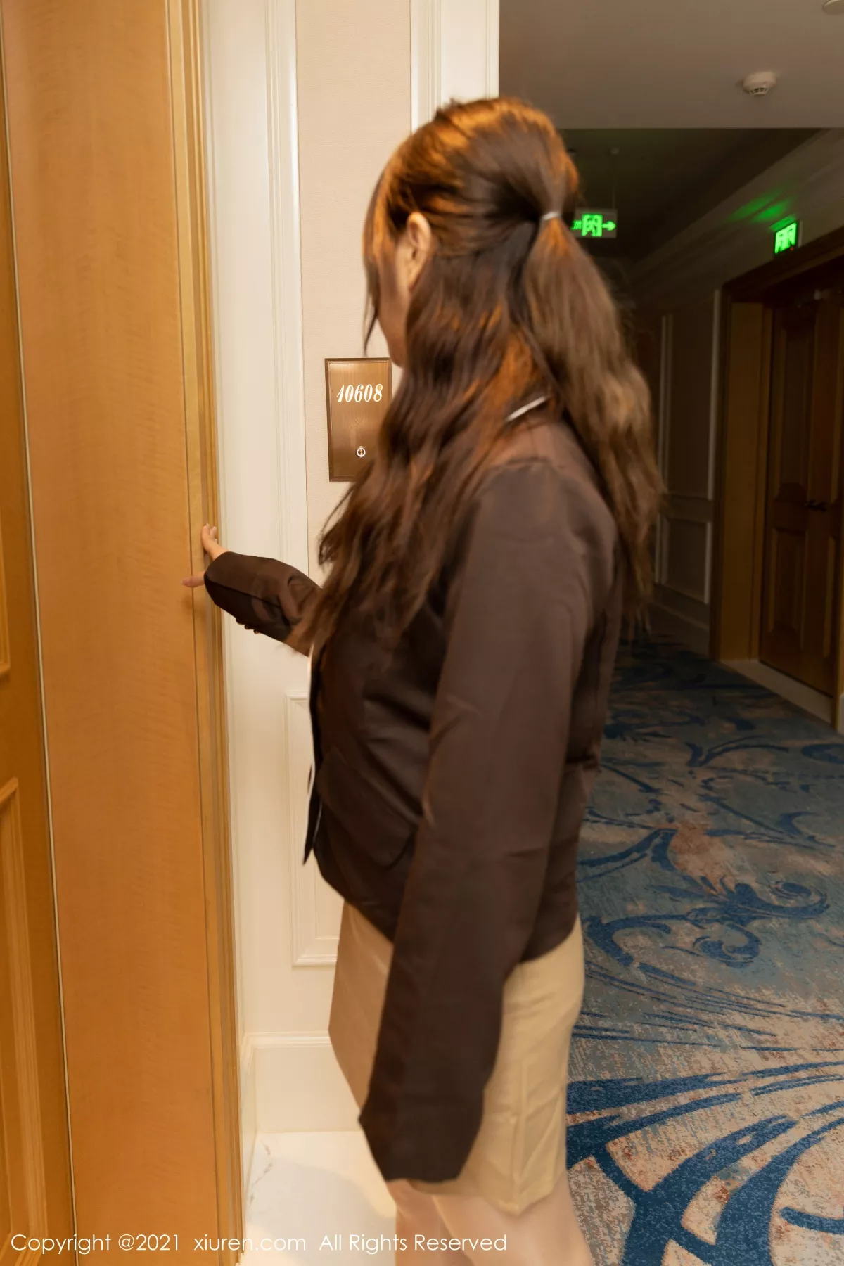 秀人集.com_[XiuRen秀人网]No.3176_女神王雨纯厦门旅拍下午茶主题酒店剧情循序渐进发展诱惑写真70P