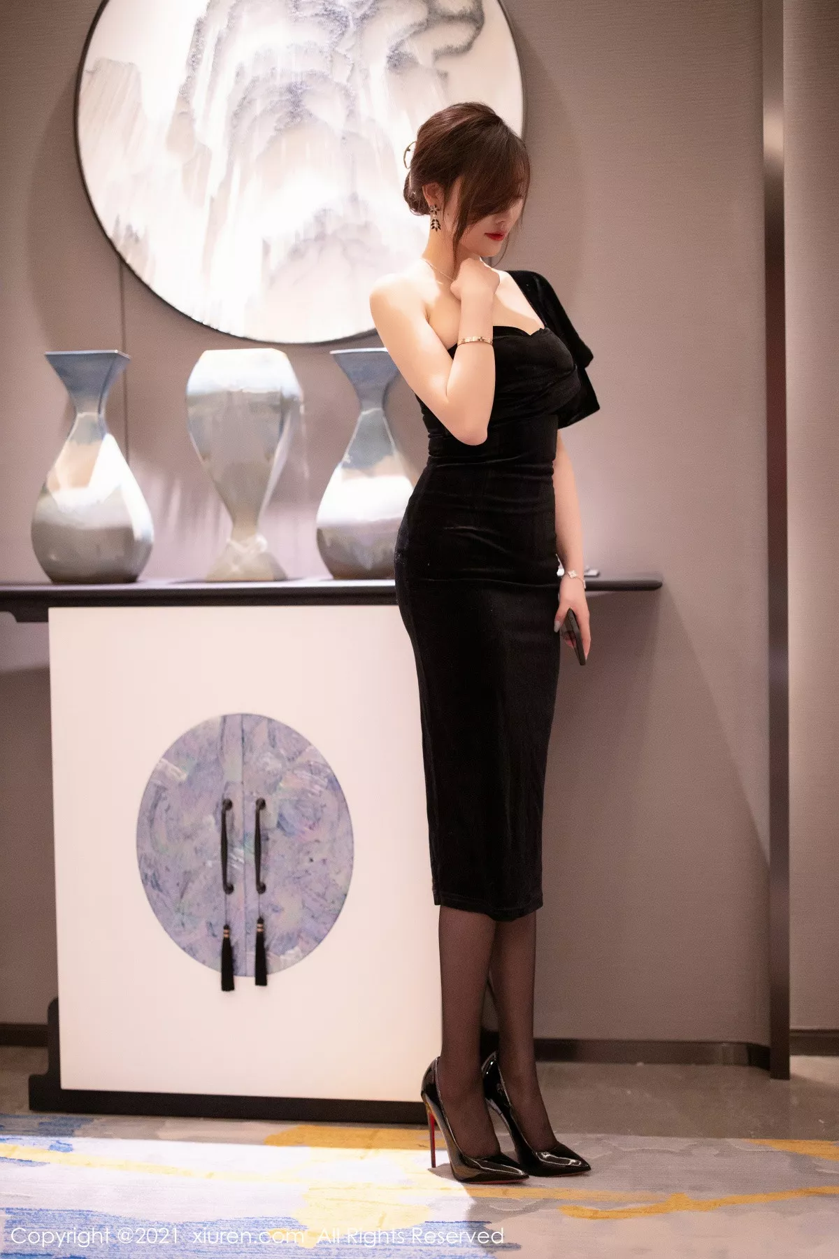 秀人集.com_[XiuRen秀人网]No.3184_女神杨晨晨sugar高贵典雅黑色礼裙配黑丝裤袜秀完美身材诱惑写真70P