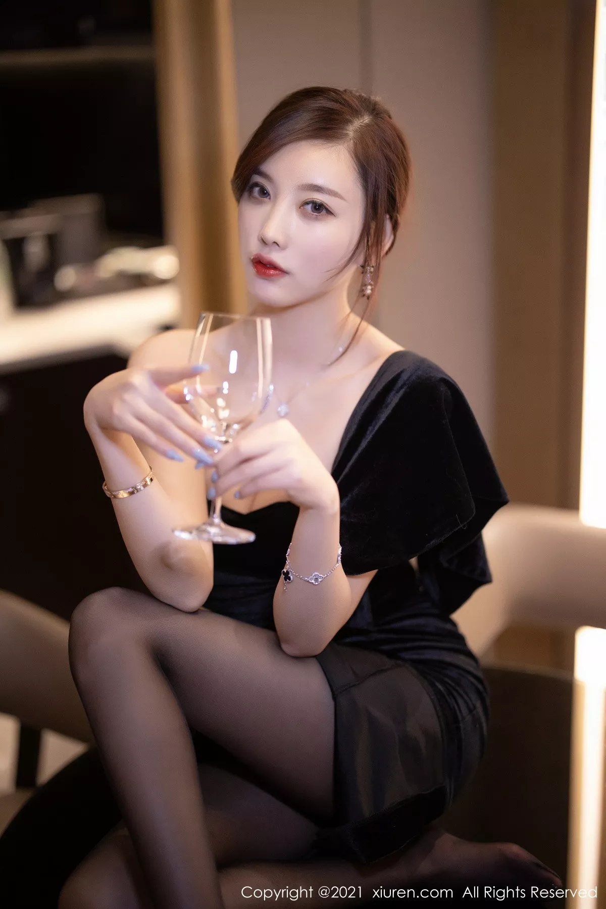 秀人集.com_[XiuRen秀人网]No.3184_女神杨晨晨sugar高贵典雅黑色礼裙配黑丝裤袜秀完美身材诱惑写真70P