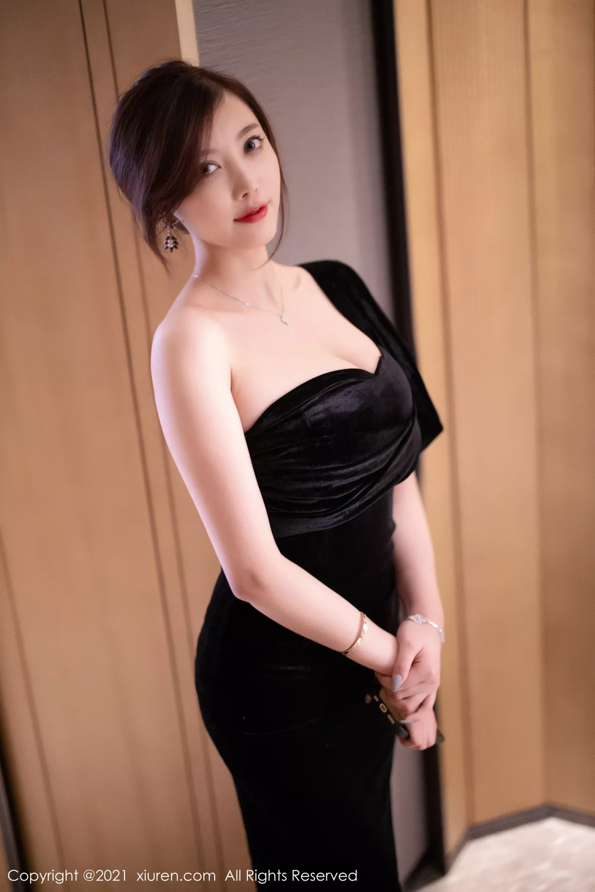 秀人集.com_[XiuRen秀人网]No.3184_女神杨晨晨sugar高贵典雅黑色礼裙配黑丝裤袜秀完美身材诱惑写真70P