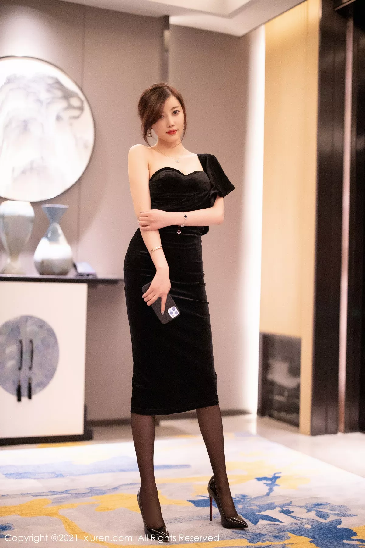 秀人集.com_[XiuRen秀人网]No.3184_女神杨晨晨sugar高贵典雅黑色礼裙配黑丝裤袜秀完美身材诱惑写真70P