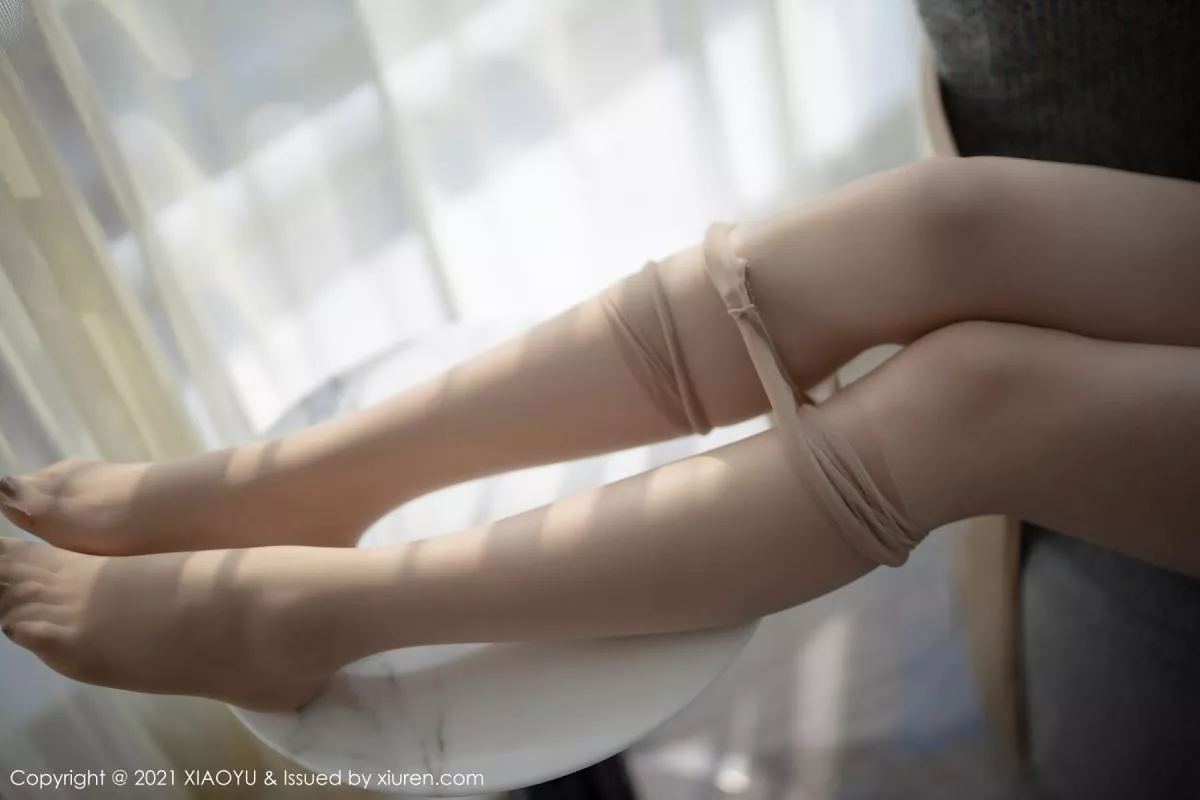 秀人集.com_[XiaoYu画语界]Vol.485_女神芝芝Booty时尚动人街拍脱皮裙露开档肉丝裤袜诱惑写真90P