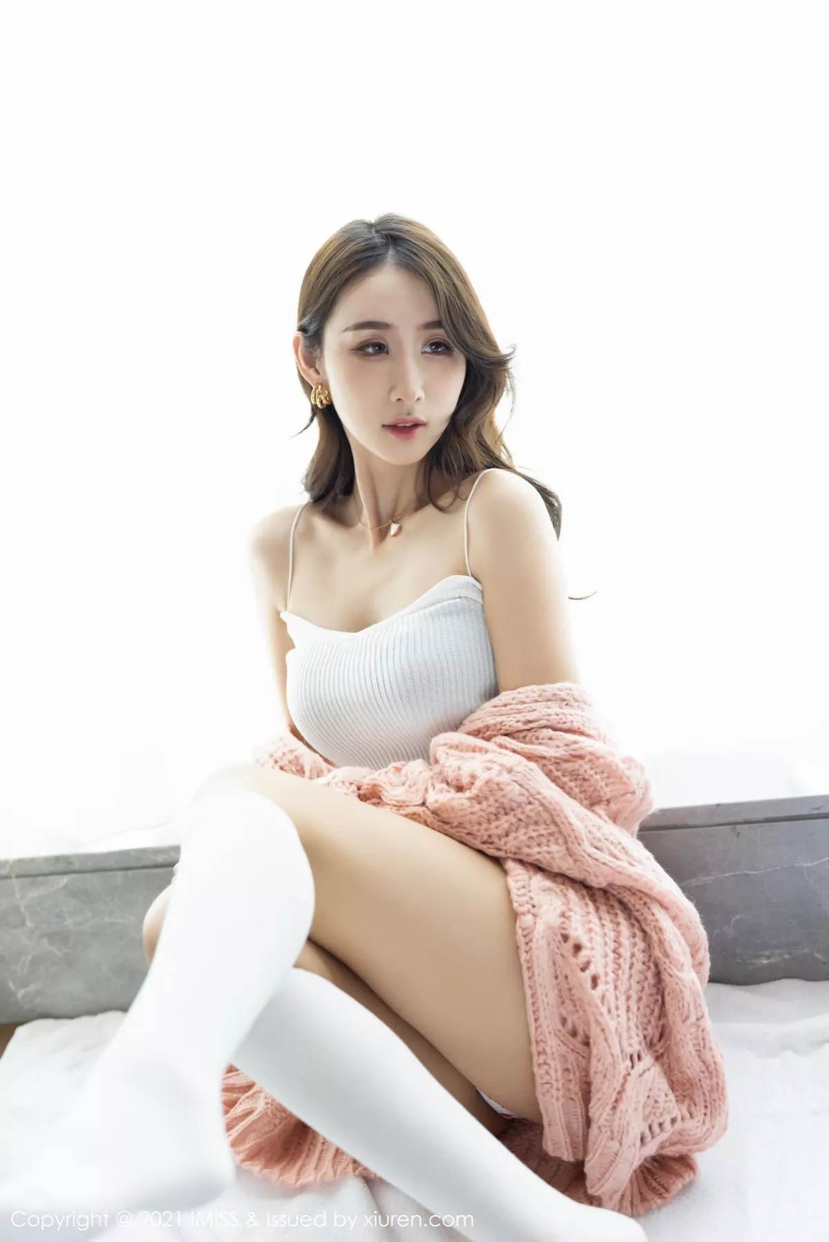 秀人集.com_[IMISS爱蜜社]Vol.561_嫩模萌白酱华丽典雅吊裙半撩露破烂肉丝裤袜秀翘臀诱惑写真65P