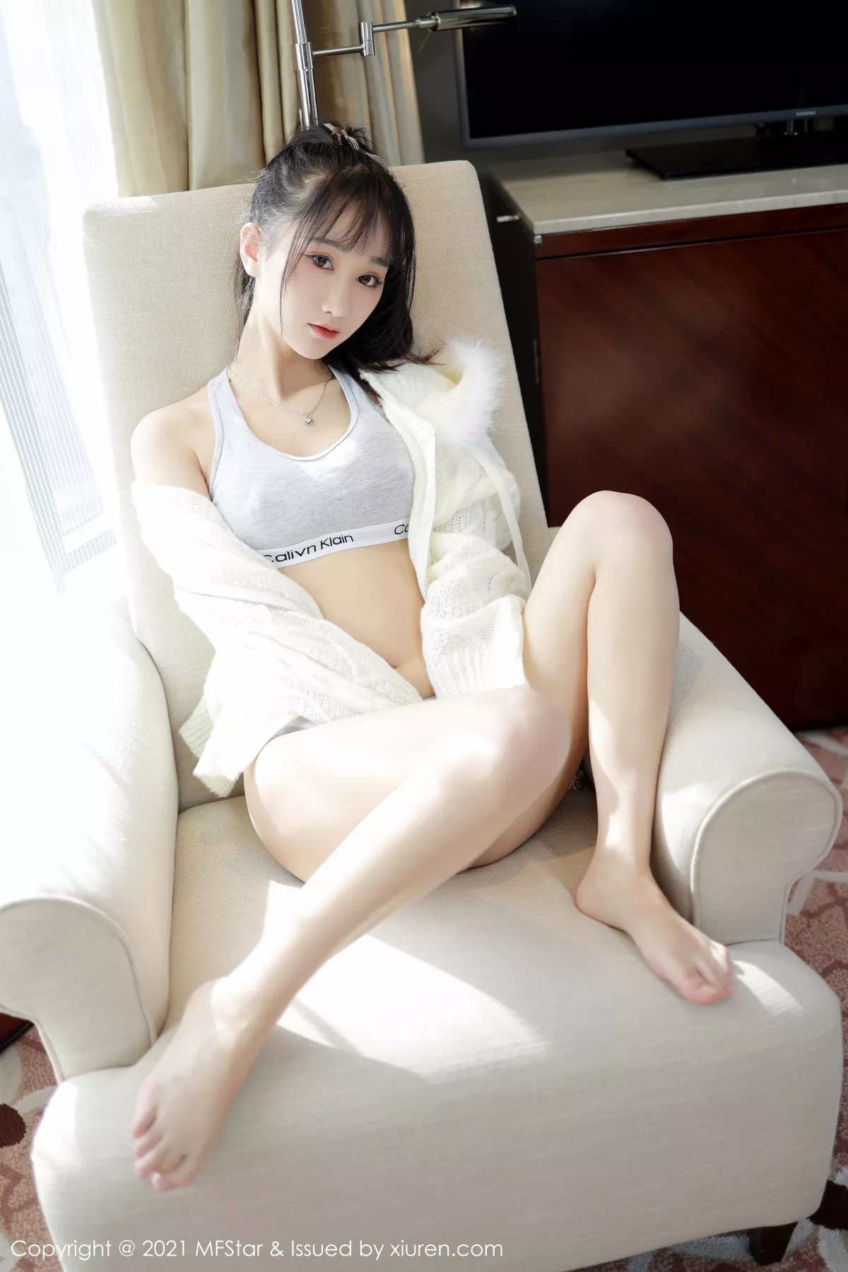 秀人集.com_[MFStar模范学院]Vol.467_嫩模小果冻儿私房沙发上性感运动内衣半脱露翘臀撩人诱惑写真42P