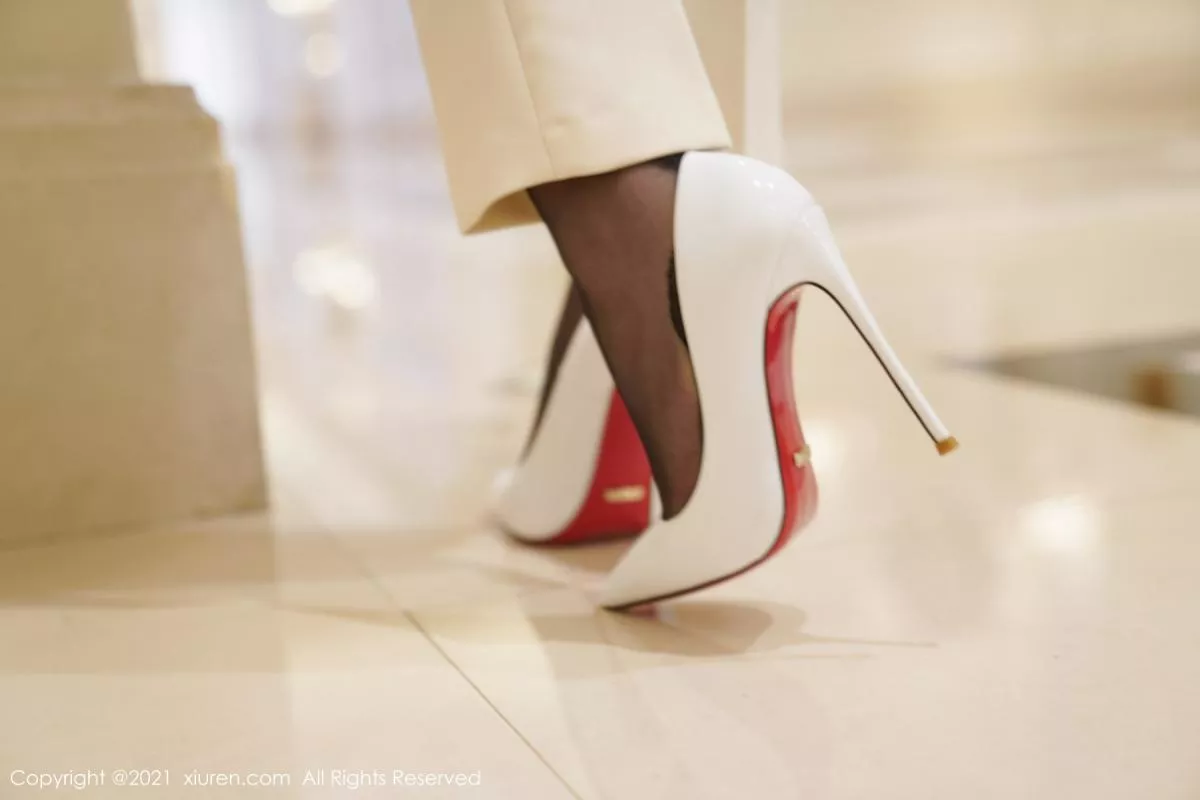 秀人集.com_[XiuRen秀人网]No.3195_女神芝芝Booty澳门旅拍私房脱制服露缕空蕾丝内衣诱惑写真78P