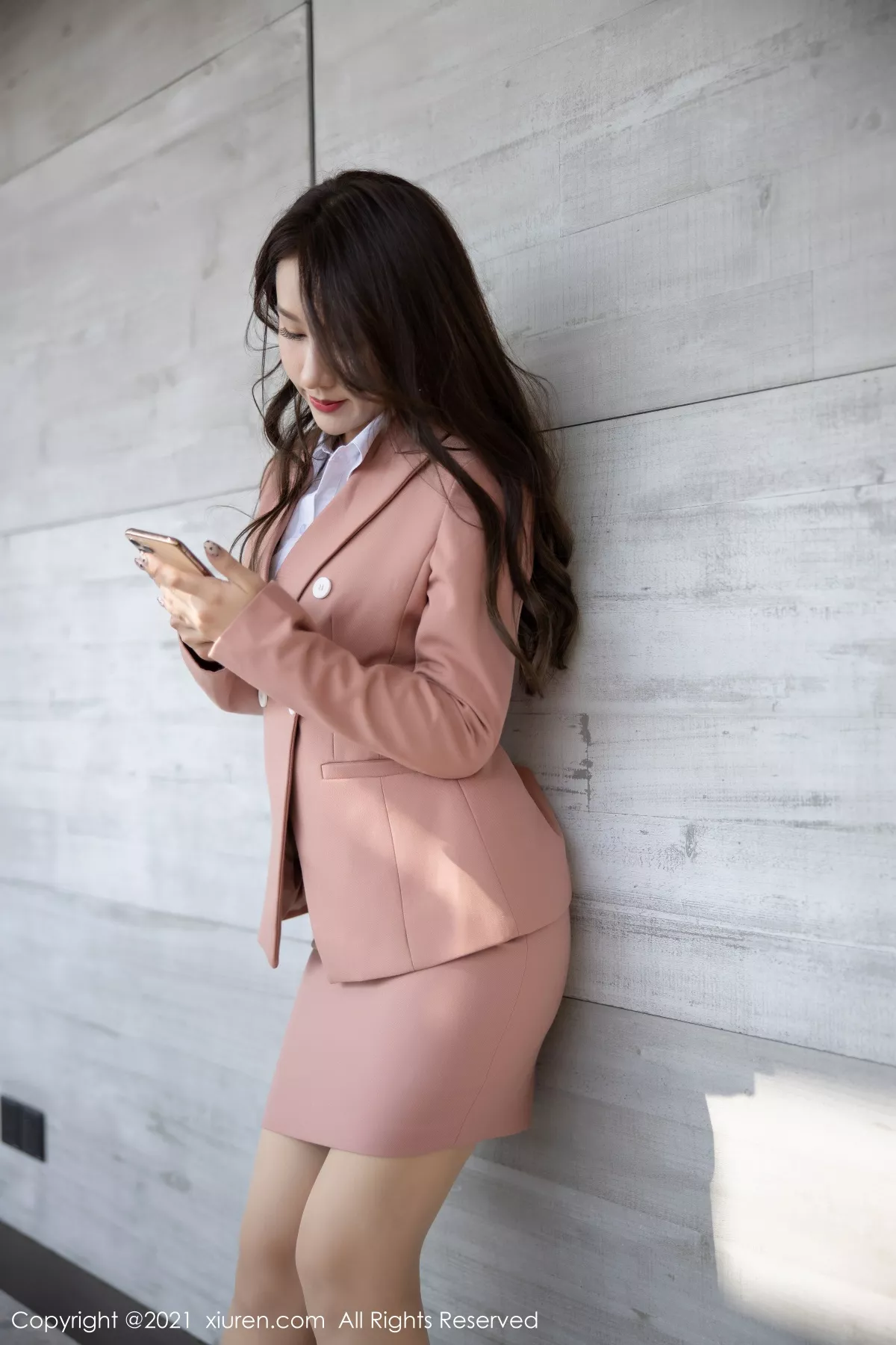 秀人集.com_[XiuRen秀人网]No.3202_嫩模徐安安三亚旅拍粉色职场制服半脱露肉丝裤袜迷人诱惑写真72P