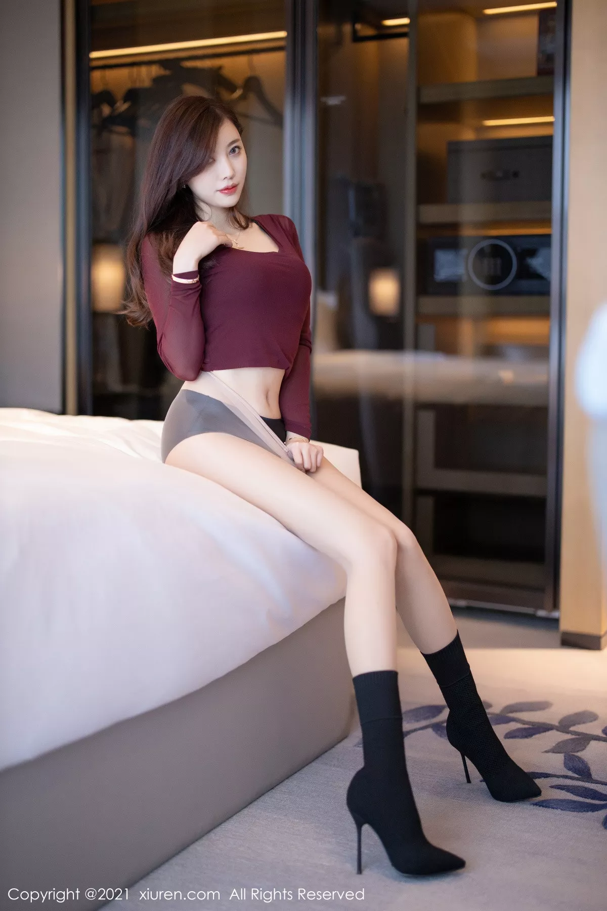 秀人集.com_[XiuRen秀人网]No.3208_女神杨晨晨sugar都市OL风半脱露性感黑色内衣秀完美曲线诱惑写真50P