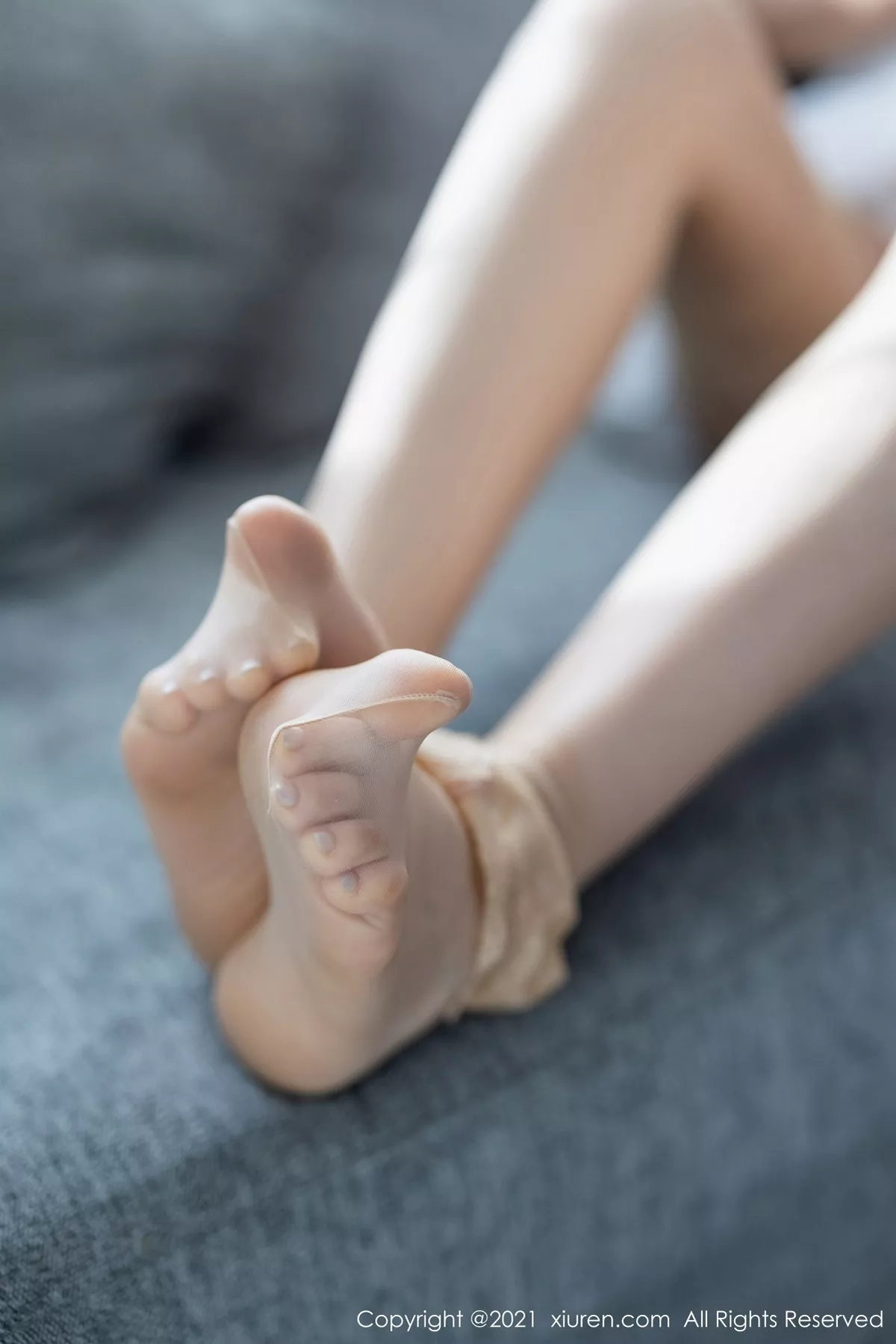 秀人集.com_[XiuRen秀人网]No.3206_嫩模萌汉药baby沙发上白色连衣裙配蕾丝袜秀凹凸身材诱惑写真38P