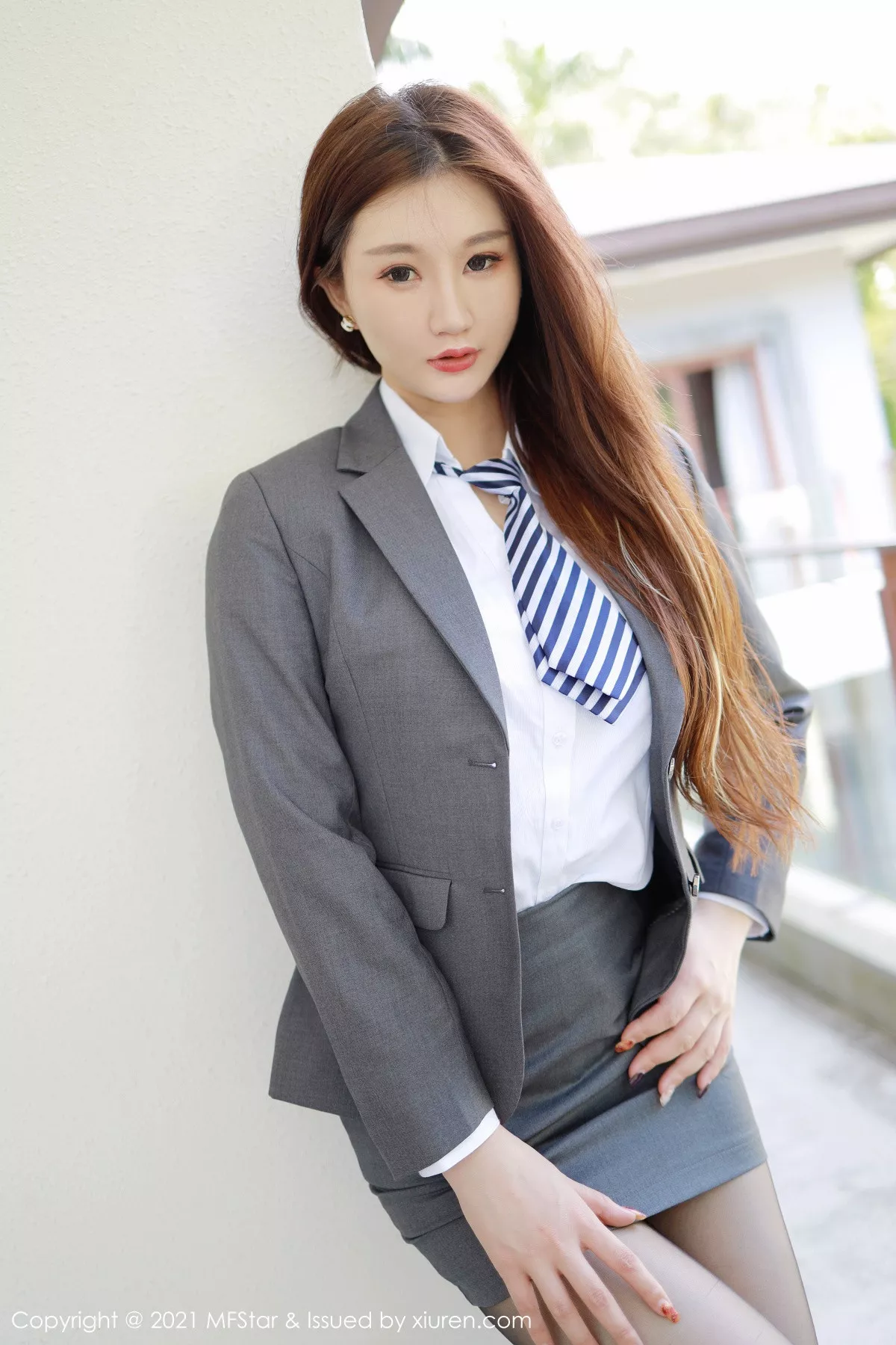 秀人集.com_[MFStar模范学院]Vol.469_嫩模顾乔楠三亚旅拍脱经典职业装露黑色蕾丝内衣诱惑写真40P