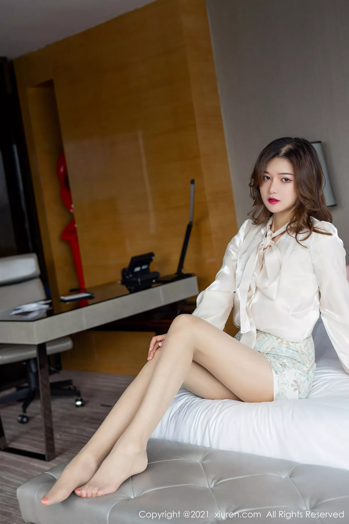 秀人集.com_[XiuRen秀人网]No.3211_嫩模芷萱mimi华丽璀璨服饰露性感内衣秀完美身材诱惑写真62P