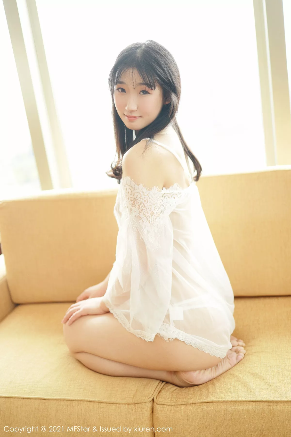 秀人集.com_[MFStar模范学院]Vol.470_嫩模母崽崽私房沙发上白色轻薄通透服饰秀白嫩翘臀诱惑写真38P