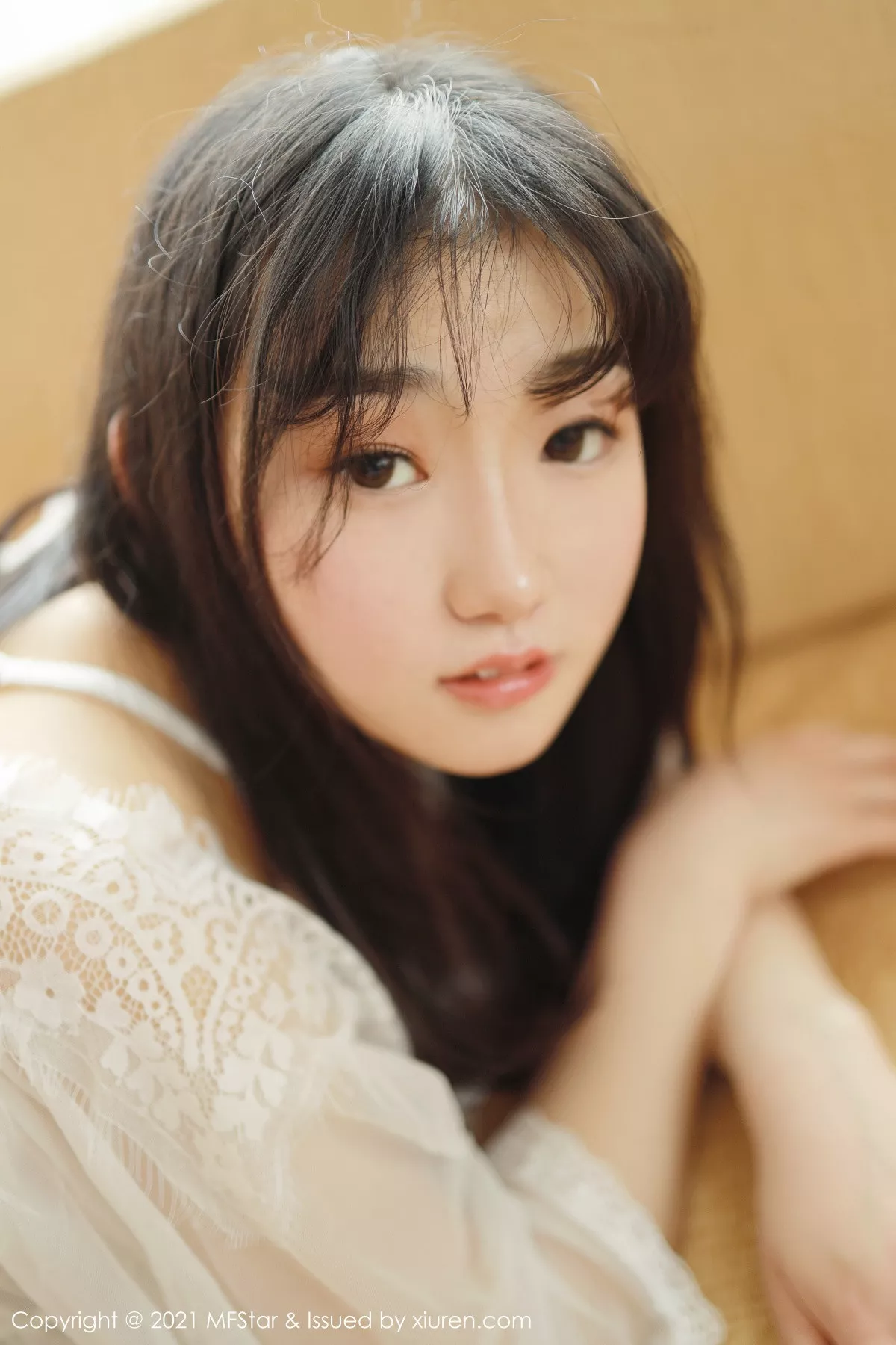 秀人集.com_[MFStar模范学院]Vol.470_嫩模母崽崽私房沙发上白色轻薄通透服饰秀白嫩翘臀诱惑写真38P
