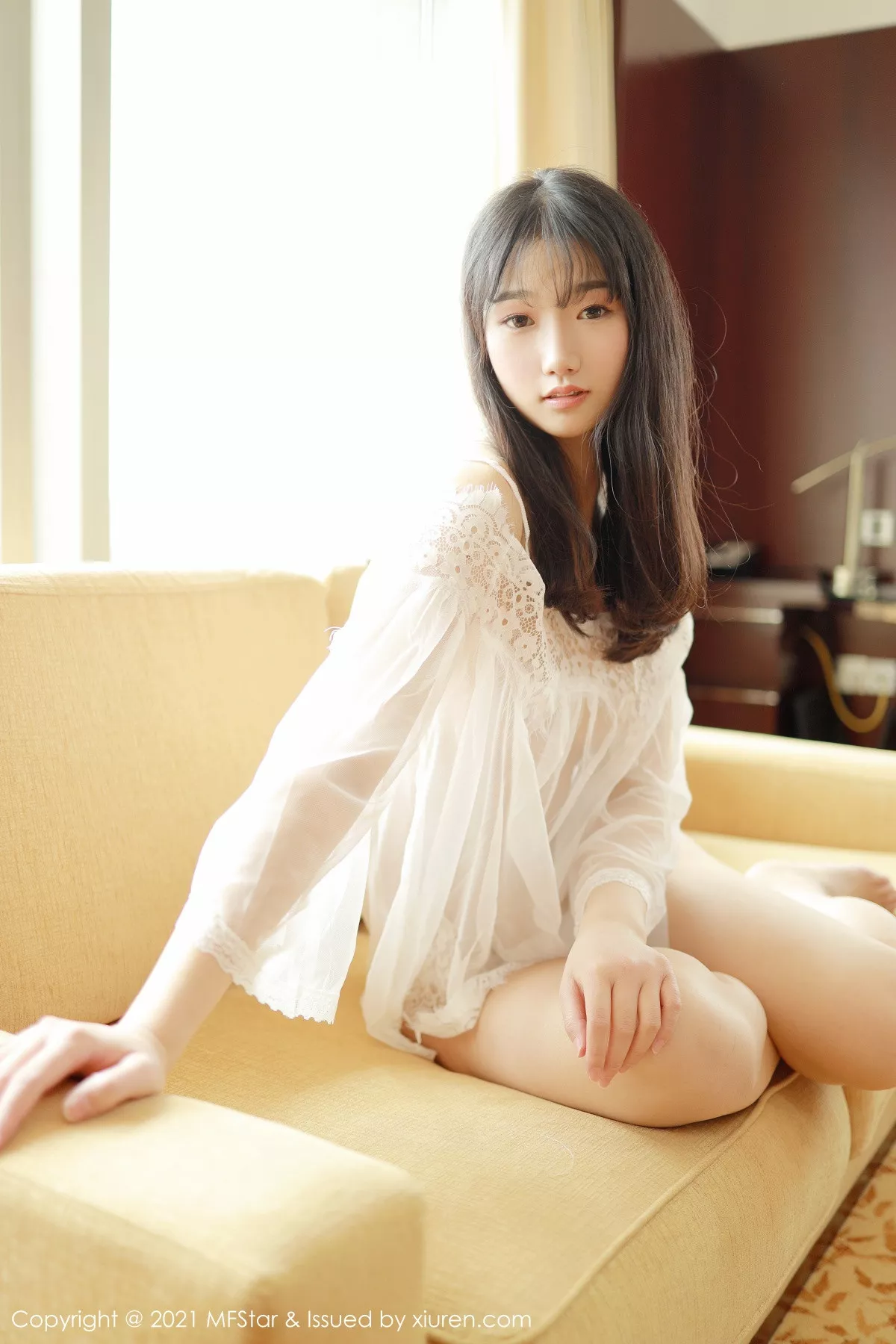 秀人集.com_[MFStar模范学院]Vol.470_嫩模母崽崽私房沙发上白色轻薄通透服饰秀白嫩翘臀诱惑写真38P