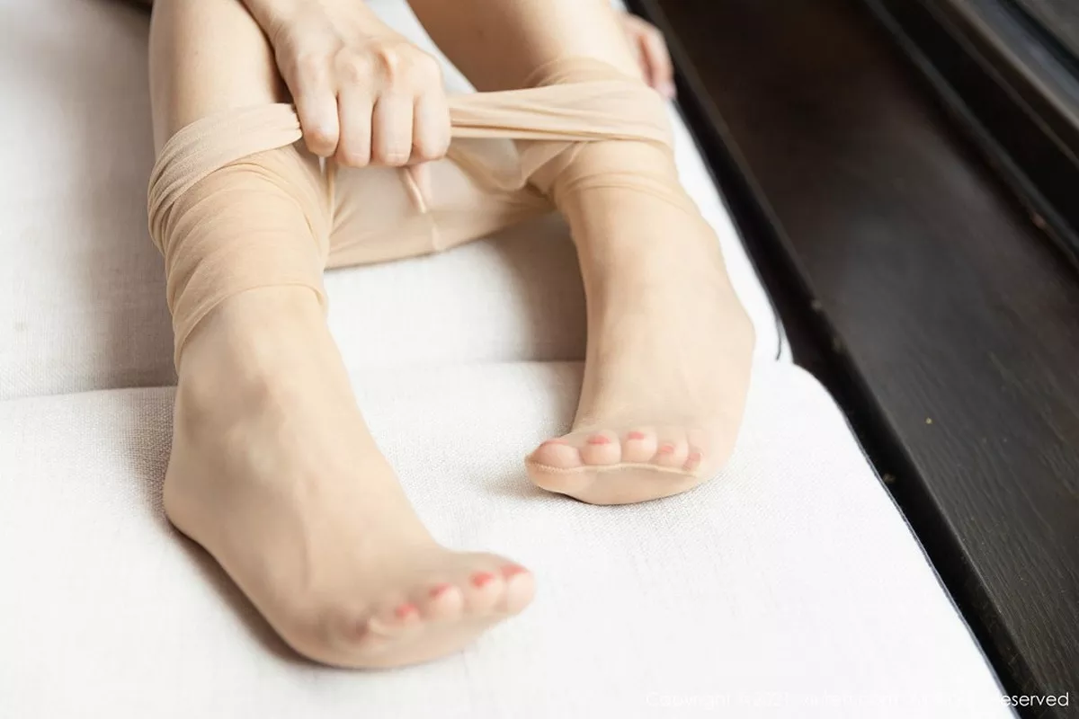 秀人集.com_[XiuRen秀人网]No.3102_嫩模徐安安杭州旅拍私房性感内衣配肉丝裤袜秀多姿身材诱惑写真47P