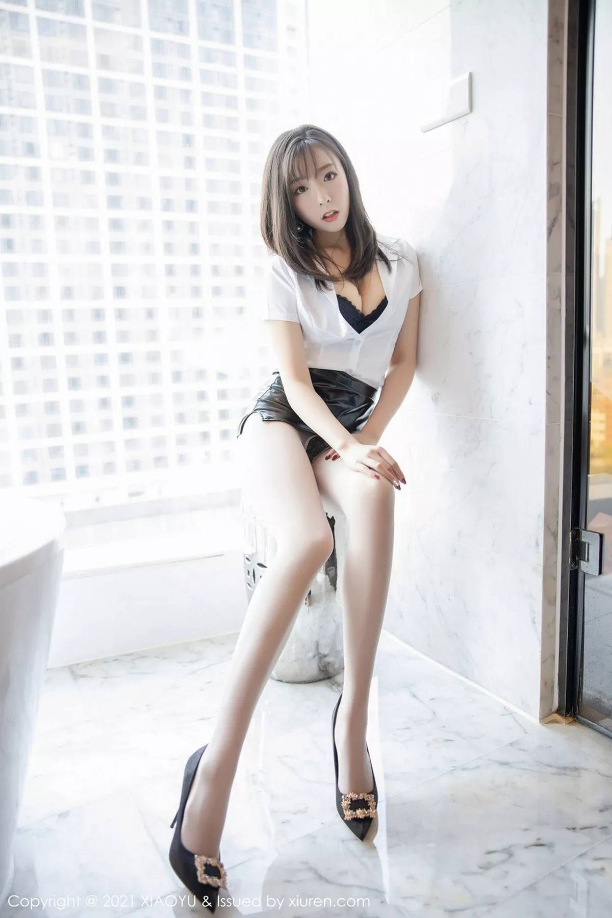 秀人集.com_[XiaoYu画语界]Vol.470_新人模特蜜桃酱o白衬衫配黑皮裙主题脱肉丝露翘臀诱惑写真94P