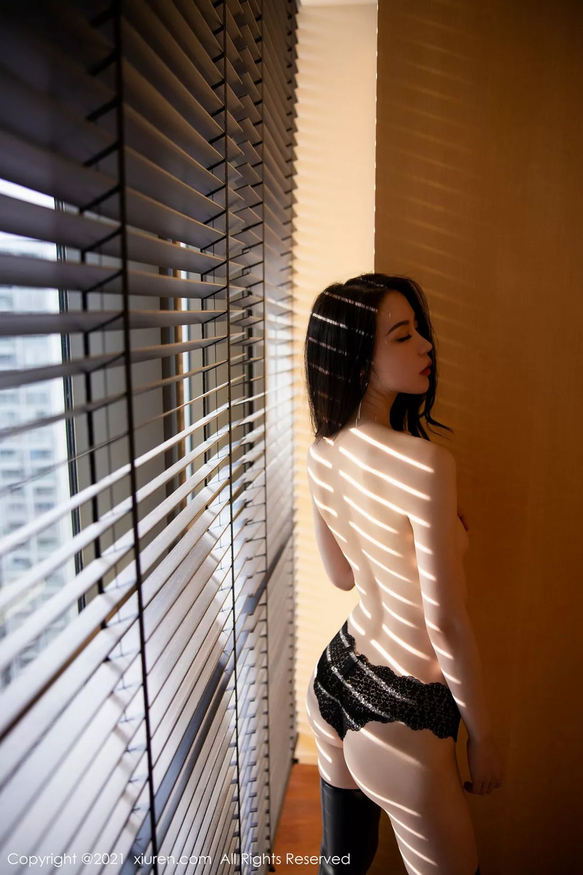 秀人集.com_[XiuRen秀人网]No.3104_嫩模梦心月心愿旅拍百叶窗下脱皮质吊裙秀性感美背迷人诱惑写真56P