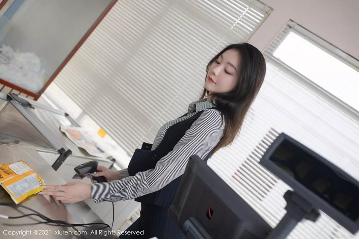 秀人集.com_[XiuRen秀人网]No.3123_嫩模安然Maleah便利店职员主题脱条纹衬衫露蕾丝内衣完美诱惑写真75P