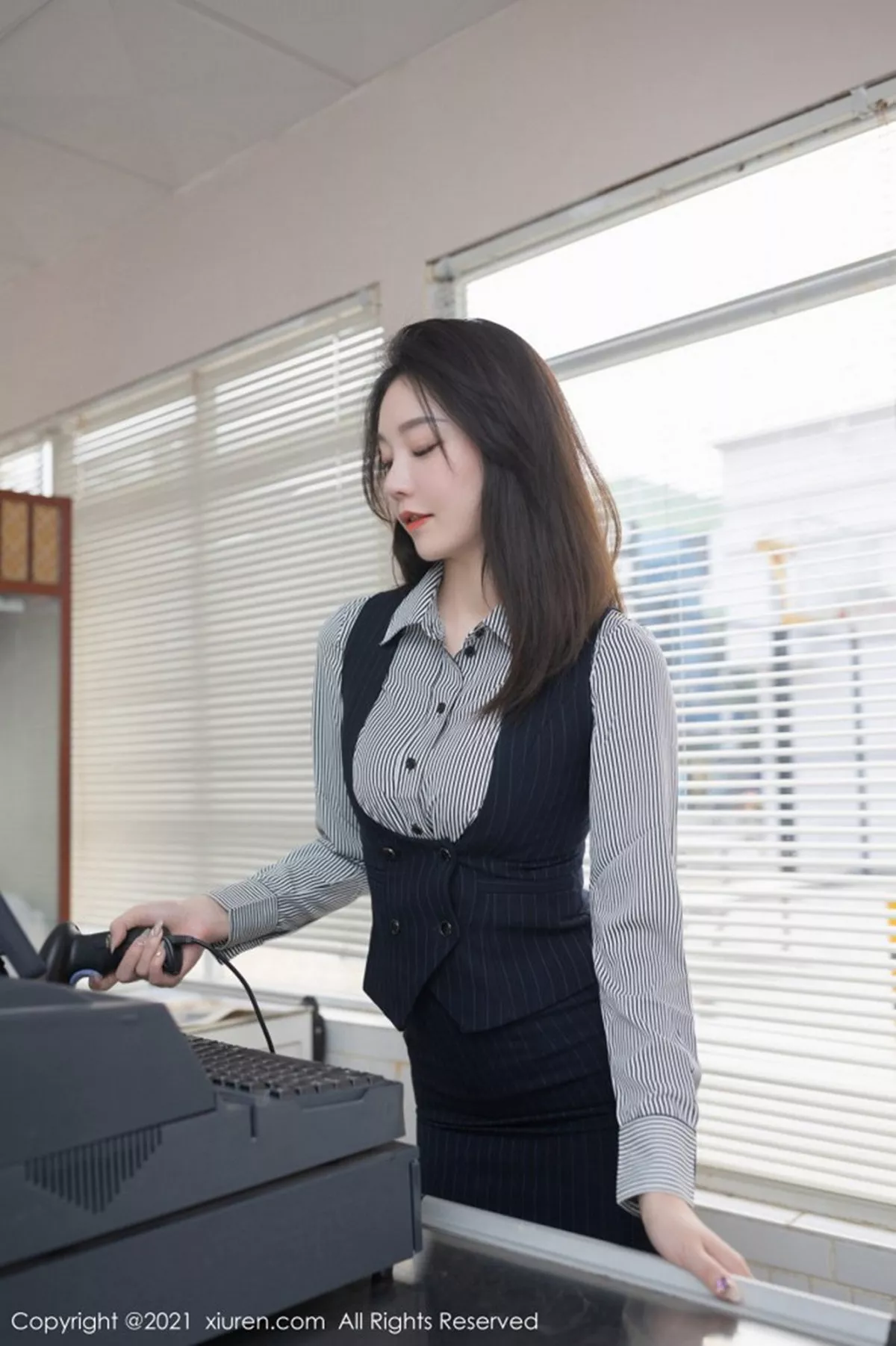 秀人集.com_[XiuRen秀人网]No.3123_嫩模安然Maleah便利店职员主题脱条纹衬衫露蕾丝内衣完美诱惑写真75P