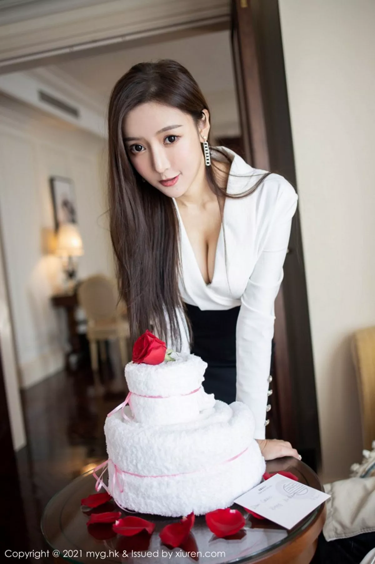 秀人集.com_[MyGirl美媛馆]Vol.492_女神王馨瑶yanni上司过生日主题黑裙下黑丝裤袜秀美腿诱惑写真88P