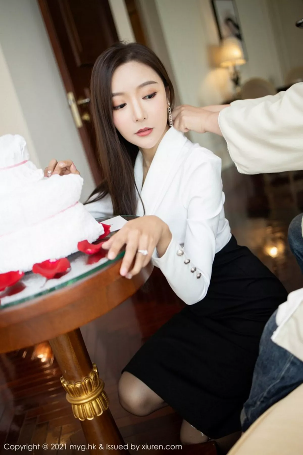 秀人集.com_[MyGirl美媛馆]Vol.492_女神王馨瑶yanni上司过生日主题黑裙下黑丝裤袜秀美腿诱惑写真88P