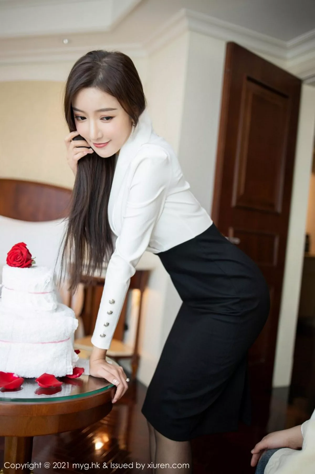 秀人集.com_[MyGirl美媛馆]Vol.492_女神王馨瑶yanni上司过生日主题黑裙下黑丝裤袜秀美腿诱惑写真88P