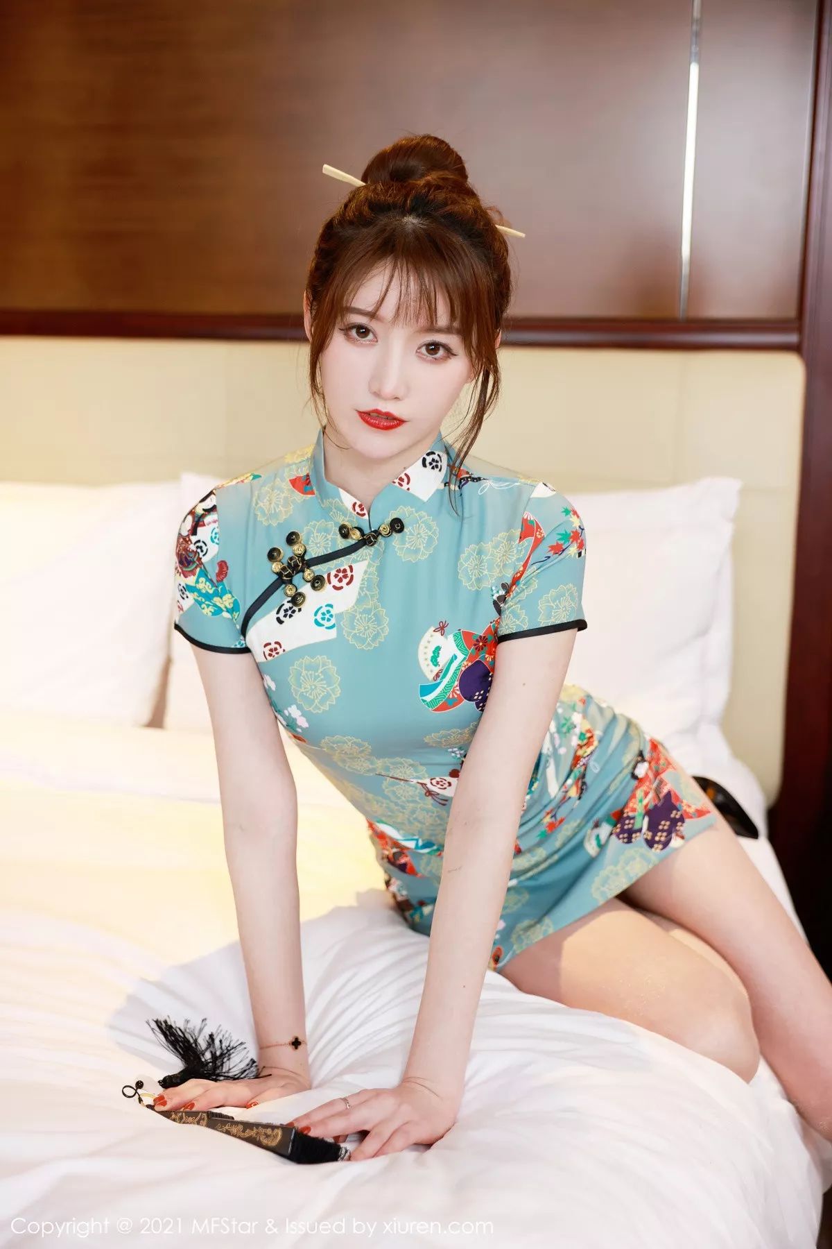 秀人集.com_[MFStar模范学院]Vol.471_嫩模yoo优优三亚旅拍私房古韵旗袍配肉丝裤袜极致魅惑写真64P