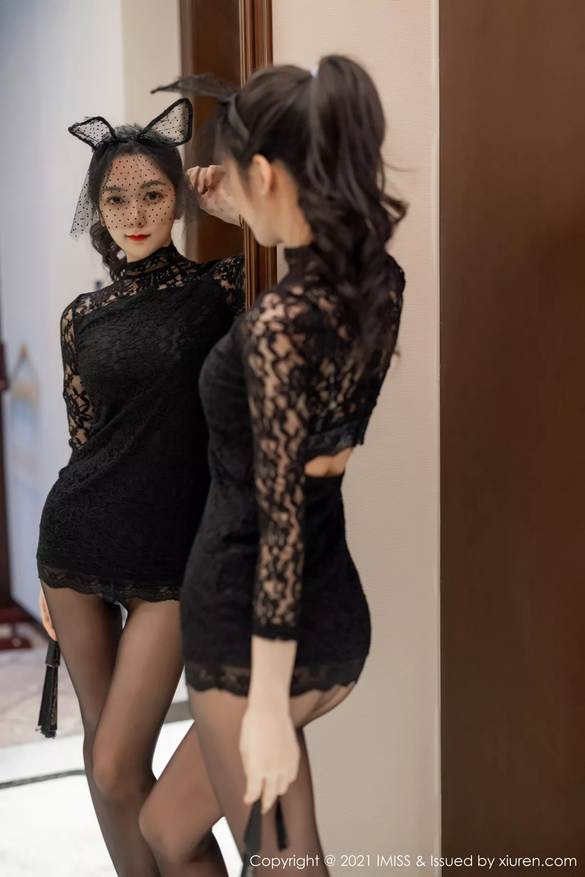 秀人集.com_[IMISS爱蜜社]Vol.566_女神小热巴私房床上半脱露性感内衣黑丝裤袜撩人诱惑写真63P