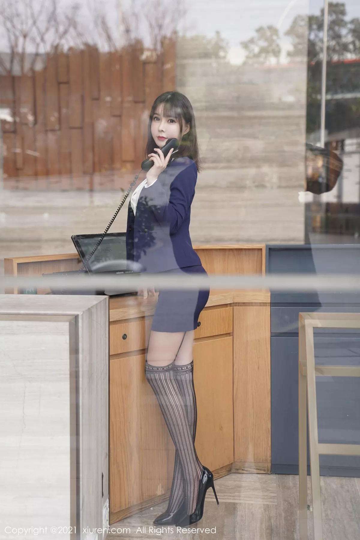 秀人集.com_[XiuRen秀人网]No.3221_嫩模晓鱼酱酒店前台剧情主题私房半脱露傲人豪乳撩人诱惑写真102P