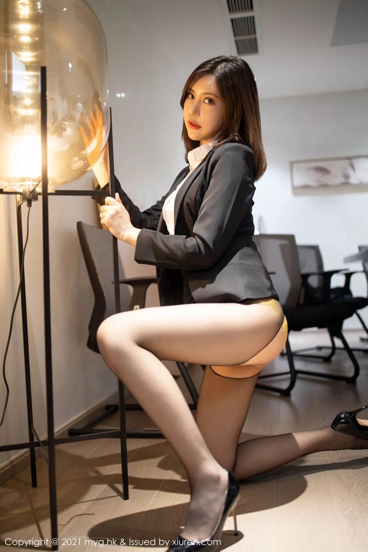 秀人集.com_[MyGirl美媛馆]Vol.499_女神Carina绮里嘉性感白衬衣配黑短裙露黑丝裤袜撩人诱惑写真80P