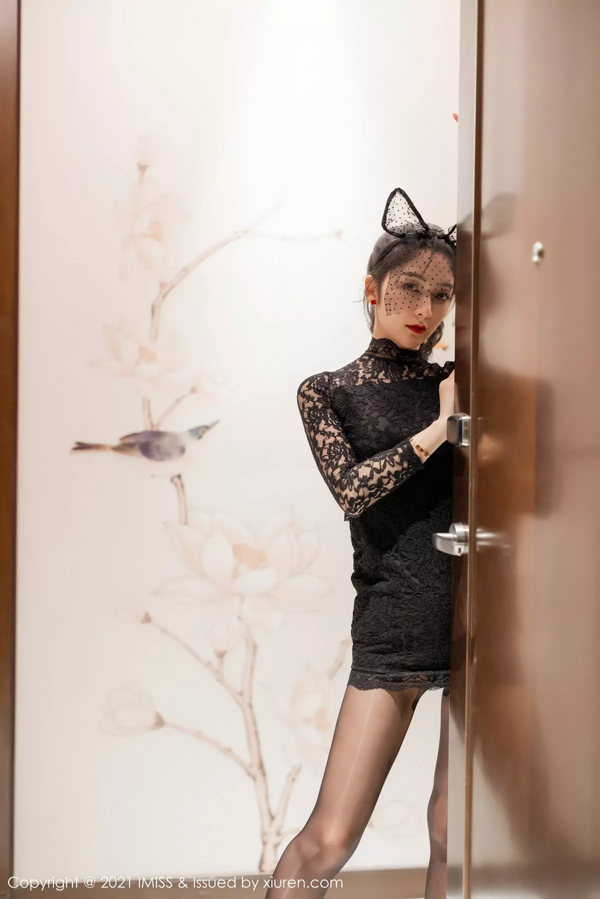 秀人集.com_[IMISS爱蜜社]Vol.566_女神小热巴私房床上半脱露性感内衣黑丝裤袜撩人诱惑写真63P