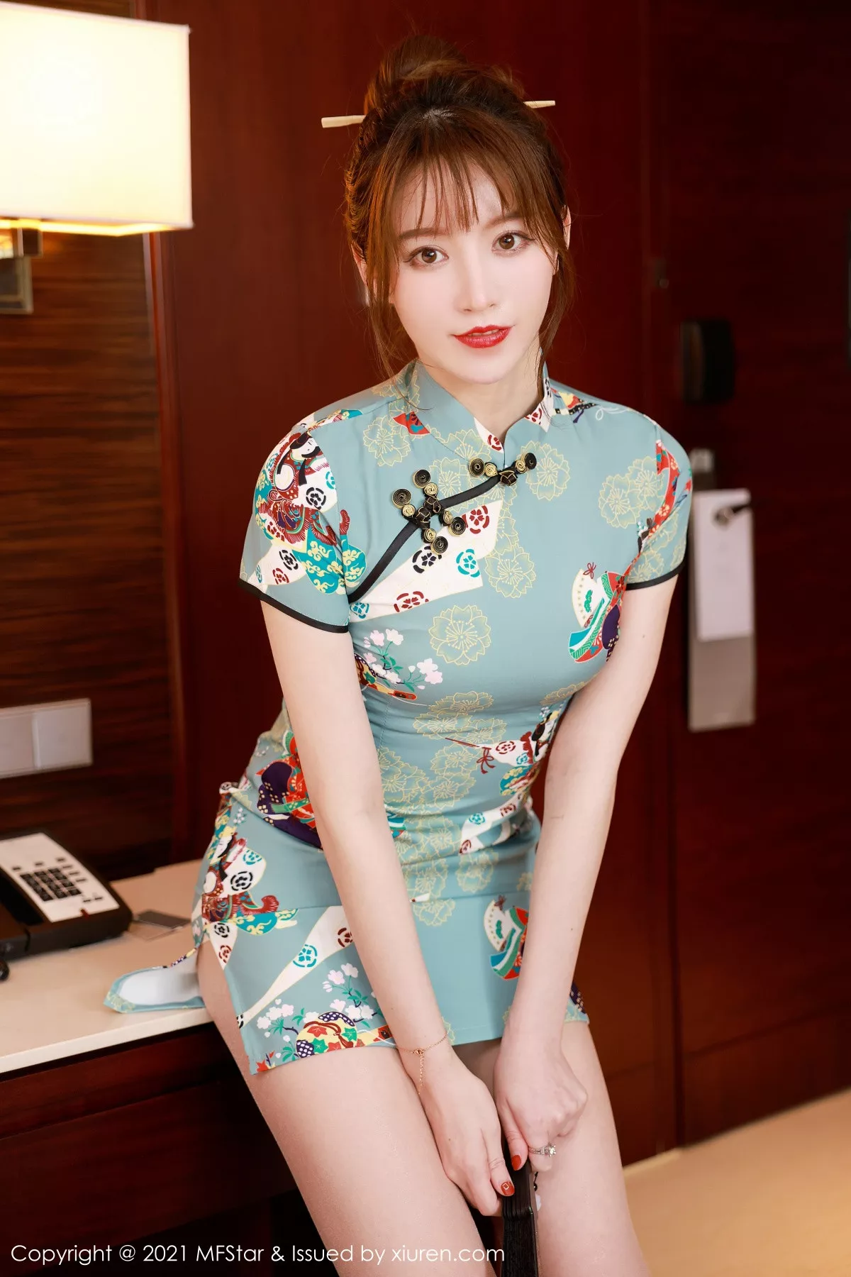 秀人集.com_[MFStar模范学院]Vol.471_嫩模yoo优优三亚旅拍私房古韵旗袍配肉丝裤袜极致魅惑写真64P