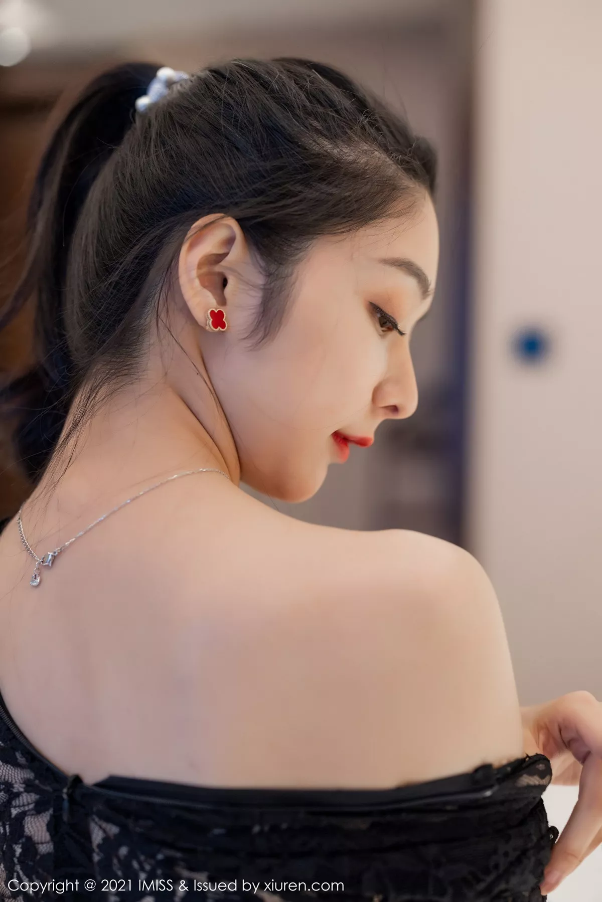 秀人集.com_[IMISS爱蜜社]Vol.566_女神小热巴私房床上半脱露性感内衣黑丝裤袜撩人诱惑写真63P