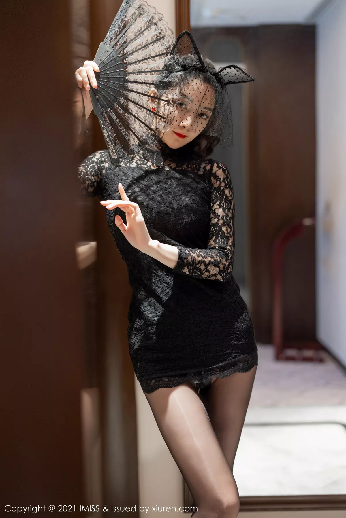 秀人集.com_[IMISS爱蜜社]Vol.566_女神小热巴私房床上半脱露性感内衣黑丝裤袜撩人诱惑写真63P