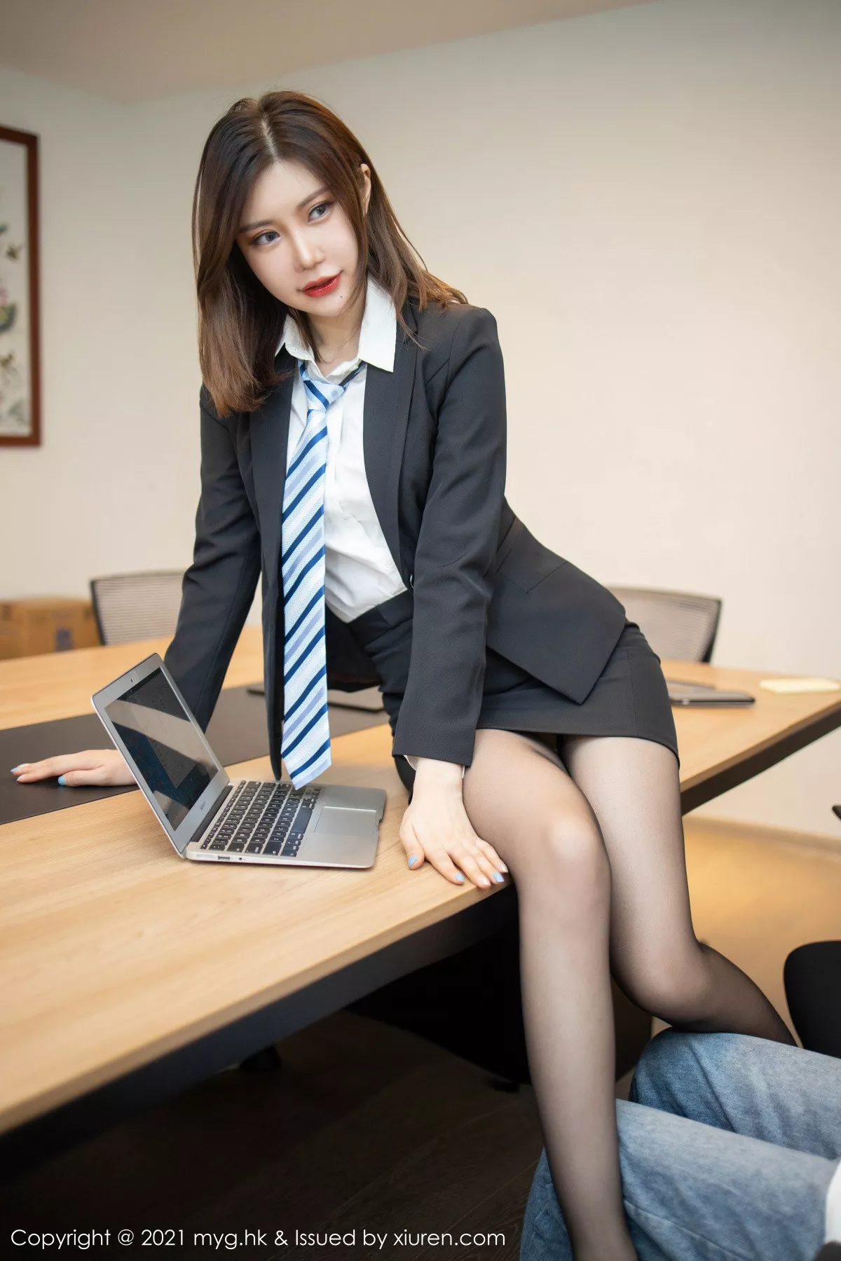 秀人集.com_[MyGirl美媛馆]Vol.499_女神Carina绮里嘉性感白衬衣配黑短裙露黑丝裤袜撩人诱惑写真80P