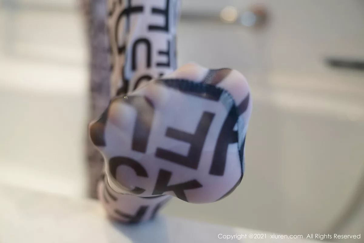 秀人集.com_[XiuRen秀人网]No.3225_女神凯竹私房性感紧身薄纱服饰半脱秀丰满身材火辣诱惑写真45P