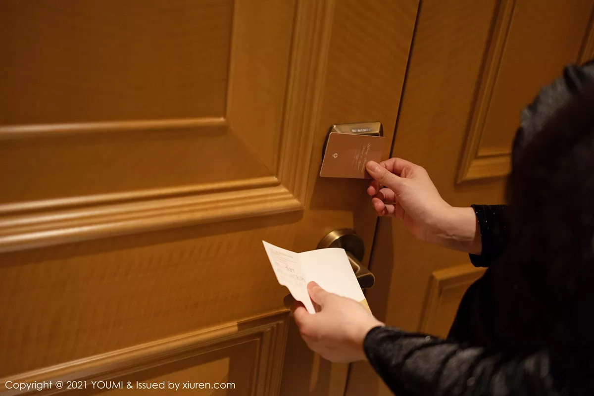 秀人集.com_[YouMi尤蜜荟]Vol.619_女神朱可儿Flower厦门旅拍沙发上脱开档黑丝露火辣身材诱惑写真52P