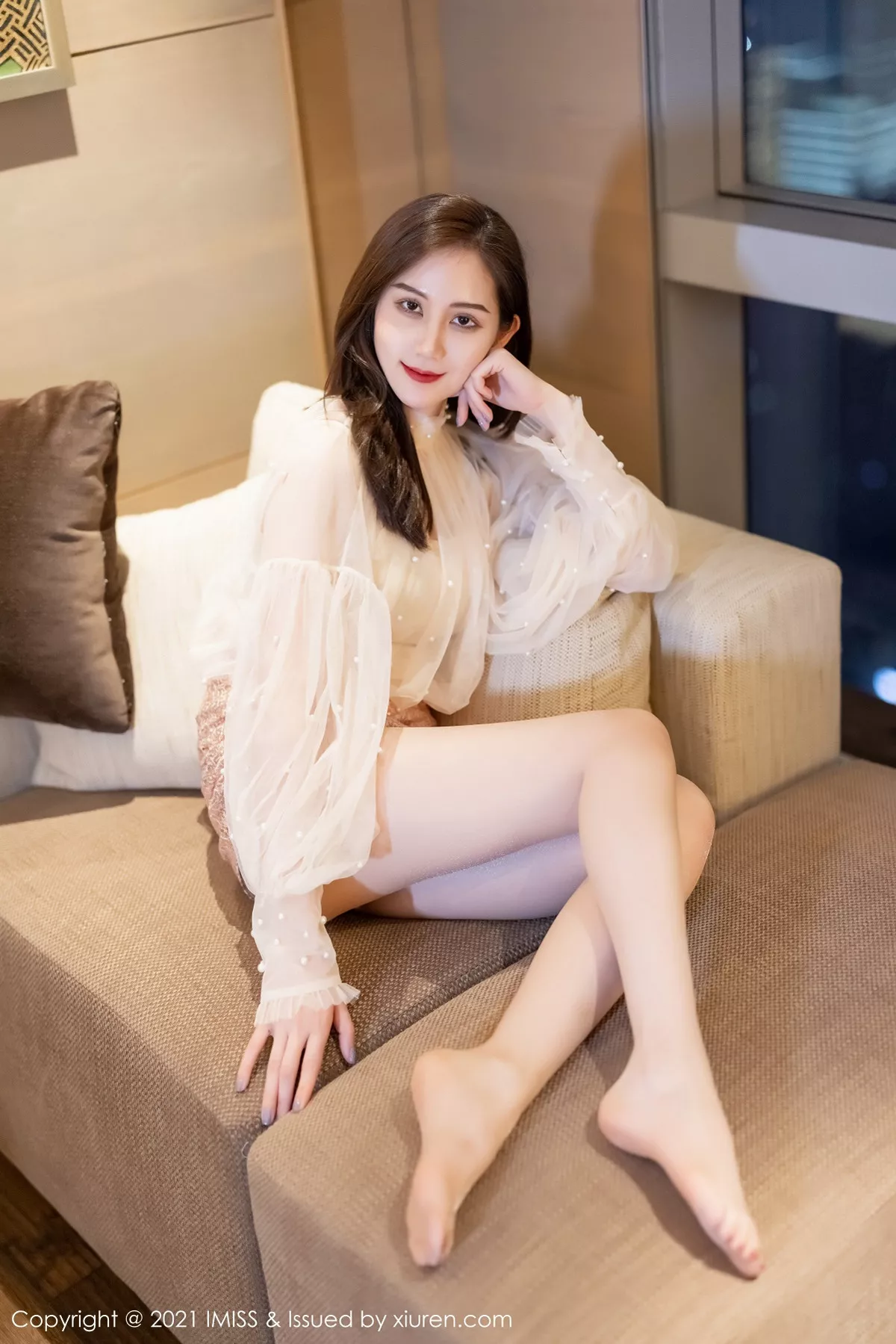 秀人集.com_[IMISS爱蜜社]Vol.567_气质女神SISY思私房床上半脱露性感内衣秀完美身材诱惑写真52P