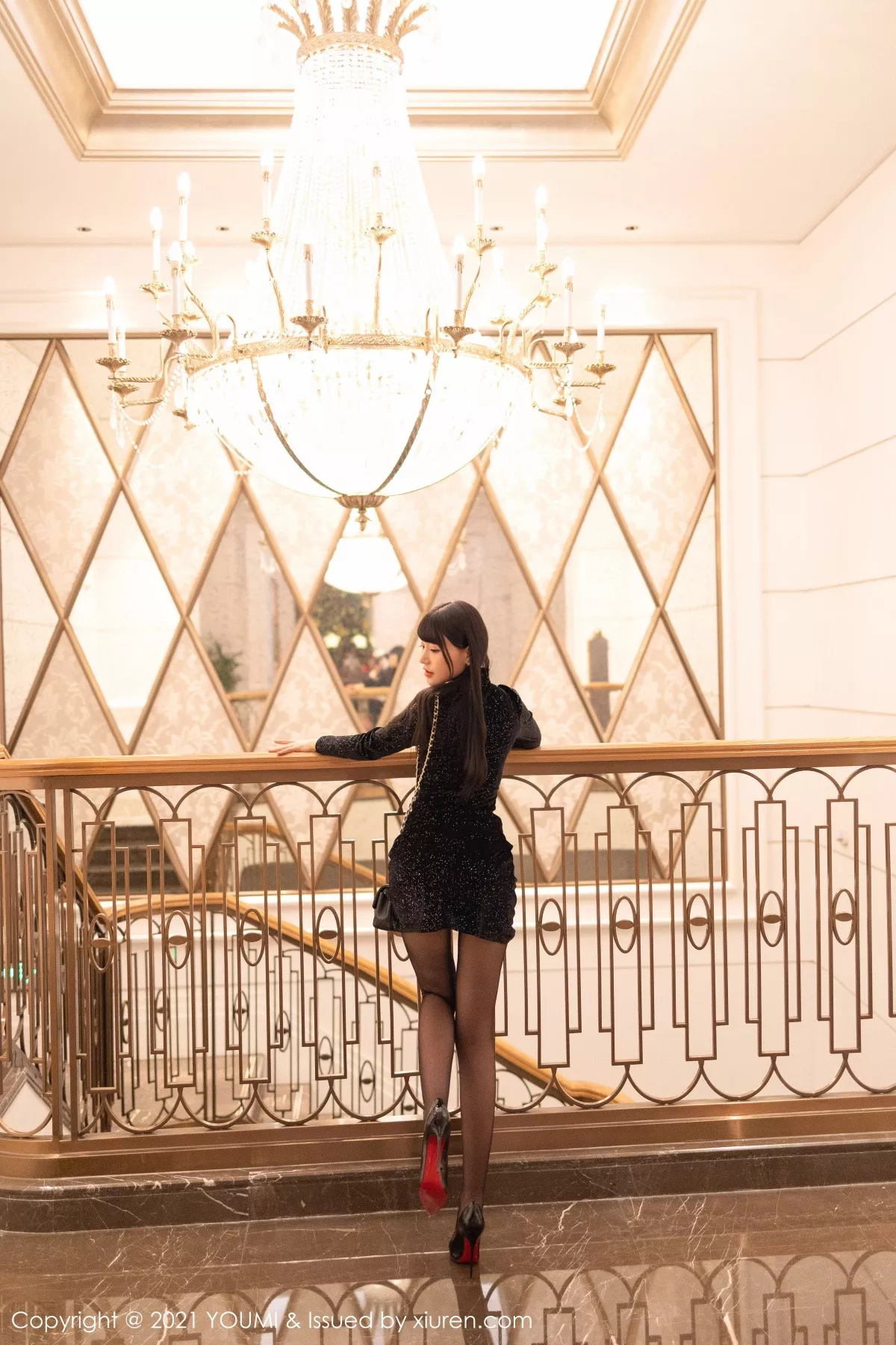 秀人集.com_[YouMi尤蜜荟]Vol.619_女神朱可儿Flower厦门旅拍沙发上脱开档黑丝露火辣身材诱惑写真52P