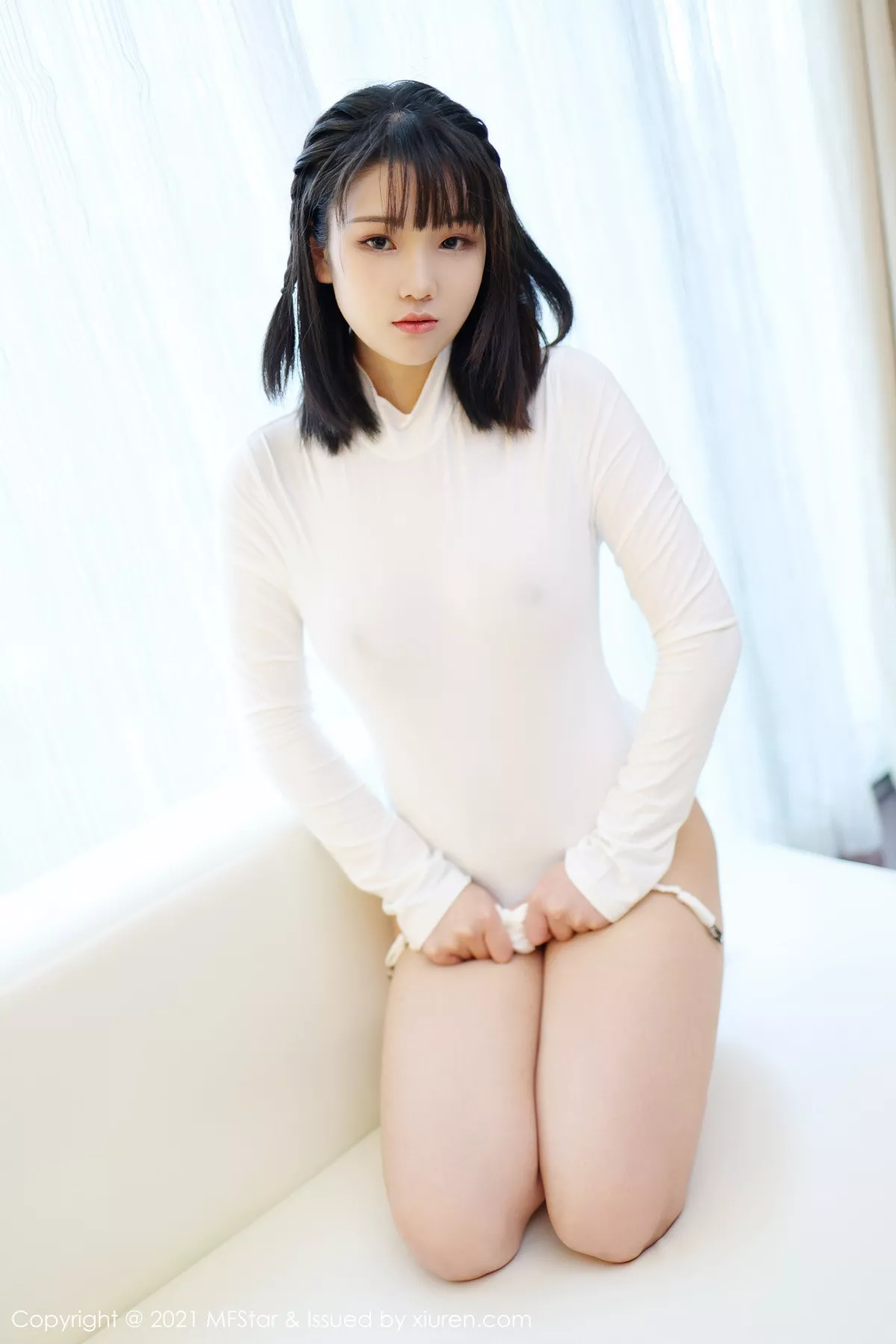 秀人集.com_[MFStar模范学院]Vol.473_新人模特果果吖私房性感白色服饰半脱黑色内裤诱惑写真40P