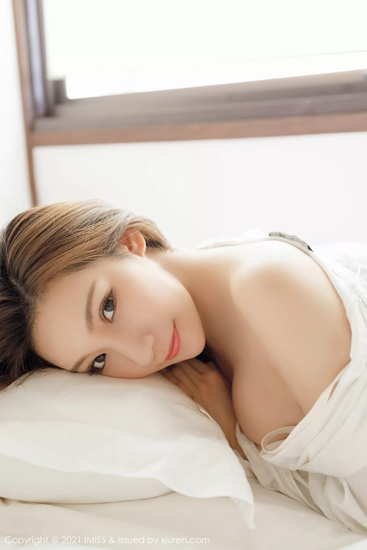 秀人集.com_[IMISS爱蜜社]Vol.568_女神小狐狸Kathryn私房床上白色内衣配肉丝裤袜秀翘臀诱惑写真48P