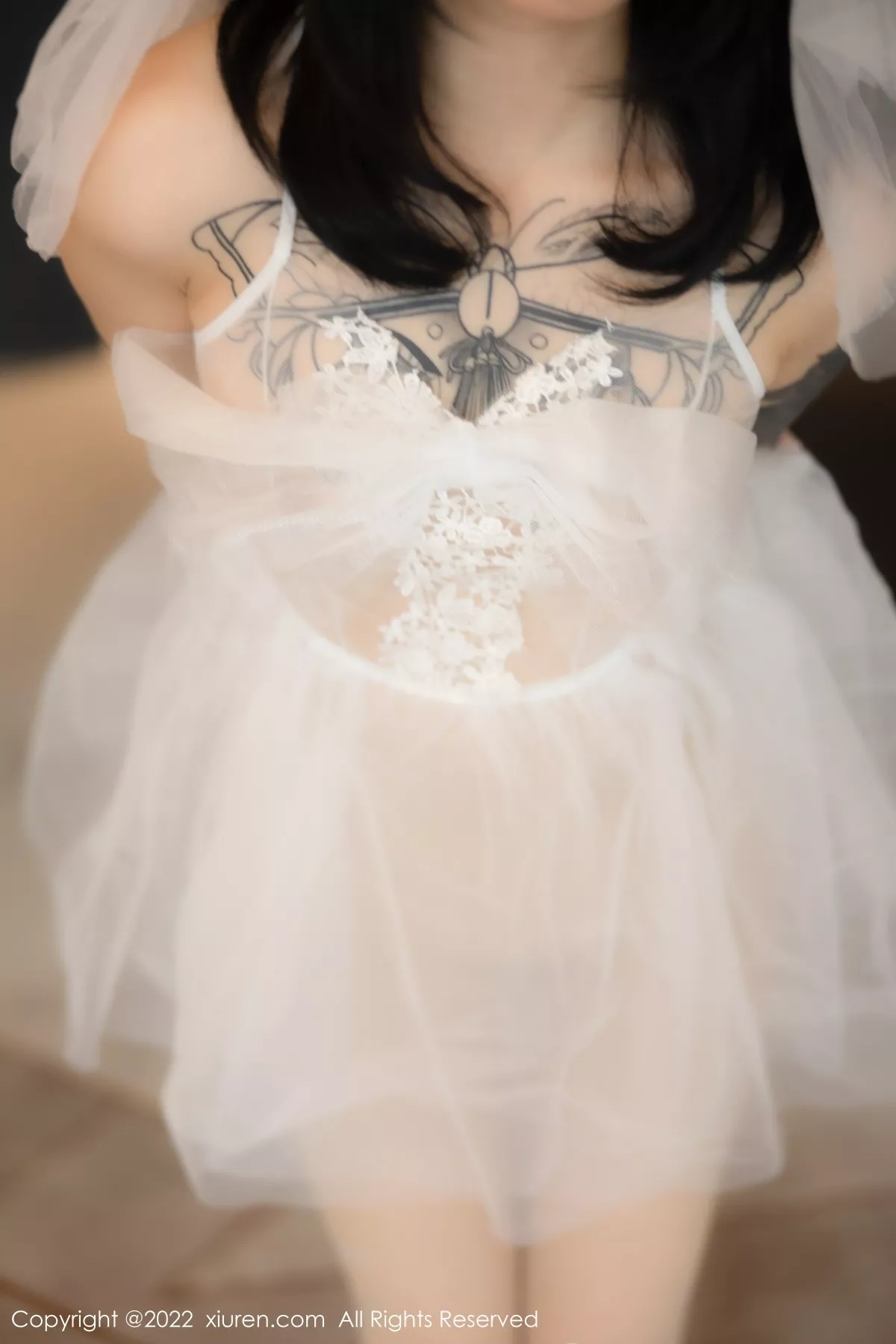 秀人集.com_[XiuRen秀人网]No.5212_模特奶瓶私房性感白色婚纱服饰配白色丝袜秀翘臀美腿诱惑写真89P