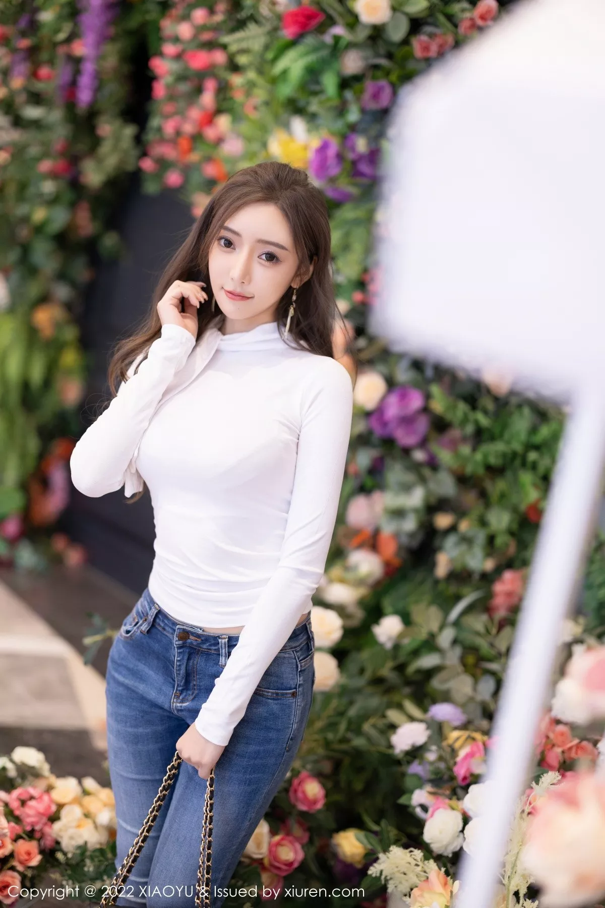 秀人集.com_[XiaoYu画语界]Vol.812_女神王馨瑶yanni白色收身上衣配牛仔裤半脱露无内肉丝诱惑写真82P