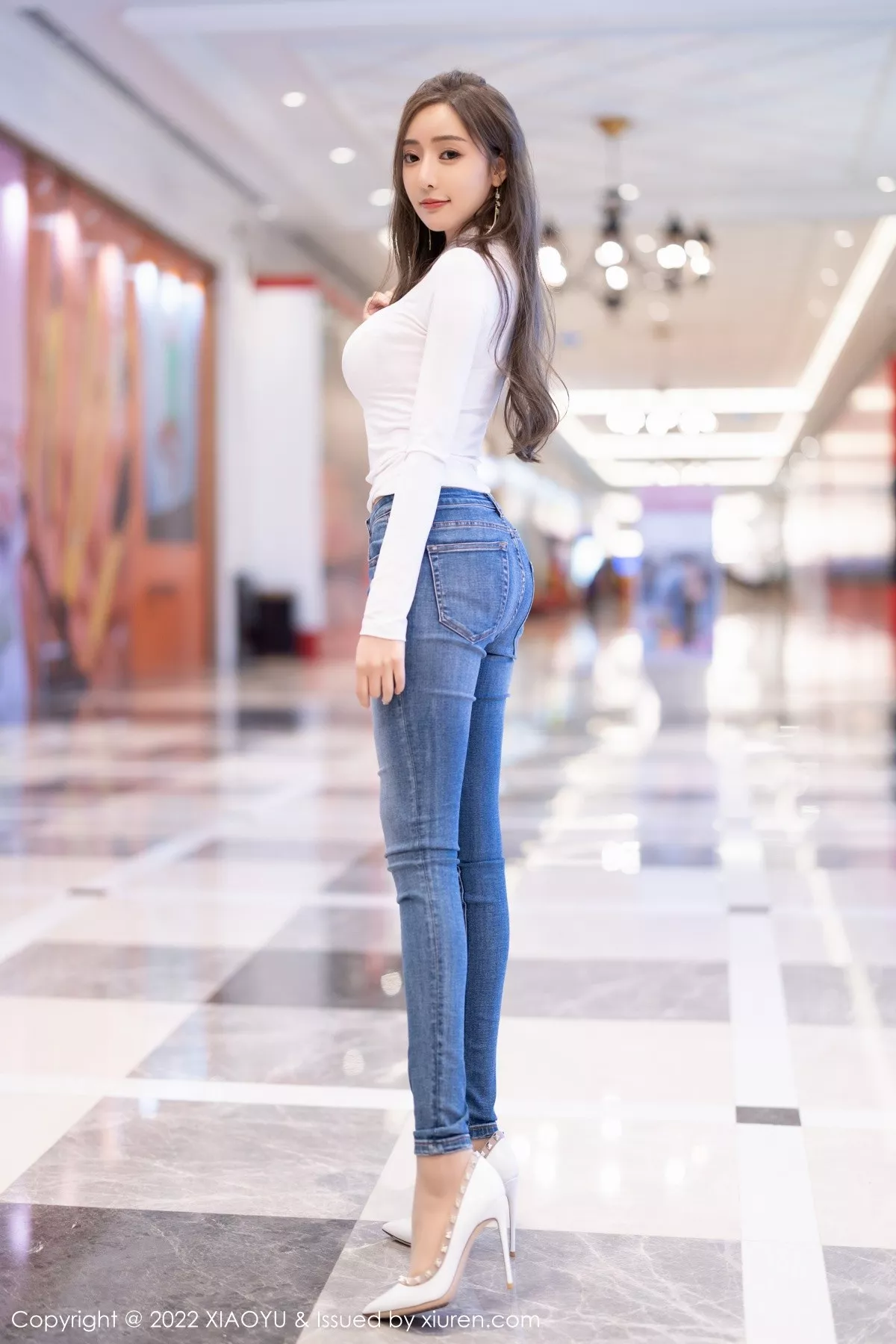 秀人集.com_[XiaoYu画语界]Vol.812_女神王馨瑶yanni白色收身上衣配牛仔裤半脱露无内肉丝诱惑写真82P