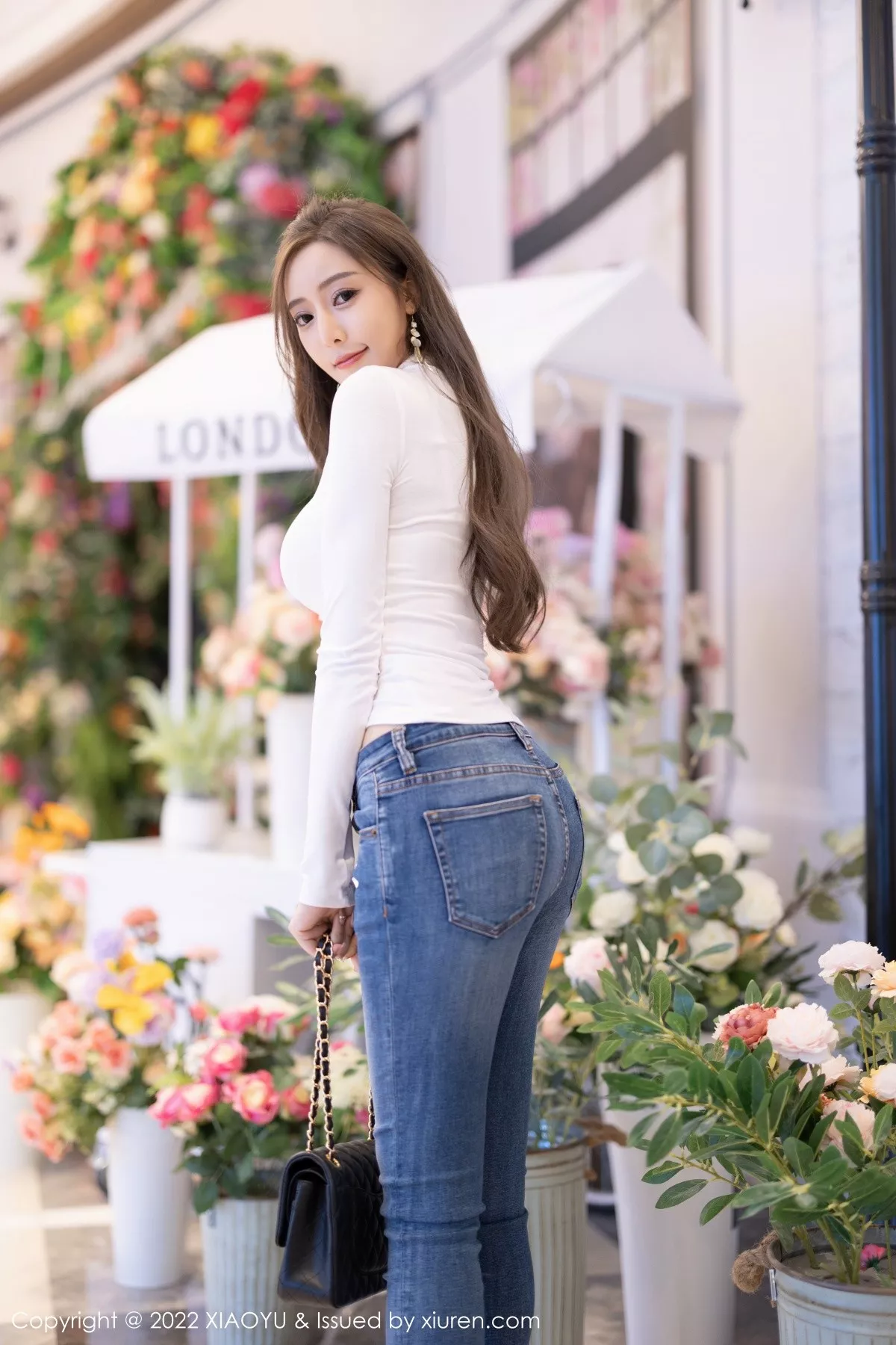 秀人集.com_[XiaoYu画语界]Vol.812_女神王馨瑶yanni白色收身上衣配牛仔裤半脱露无内肉丝诱惑写真82P